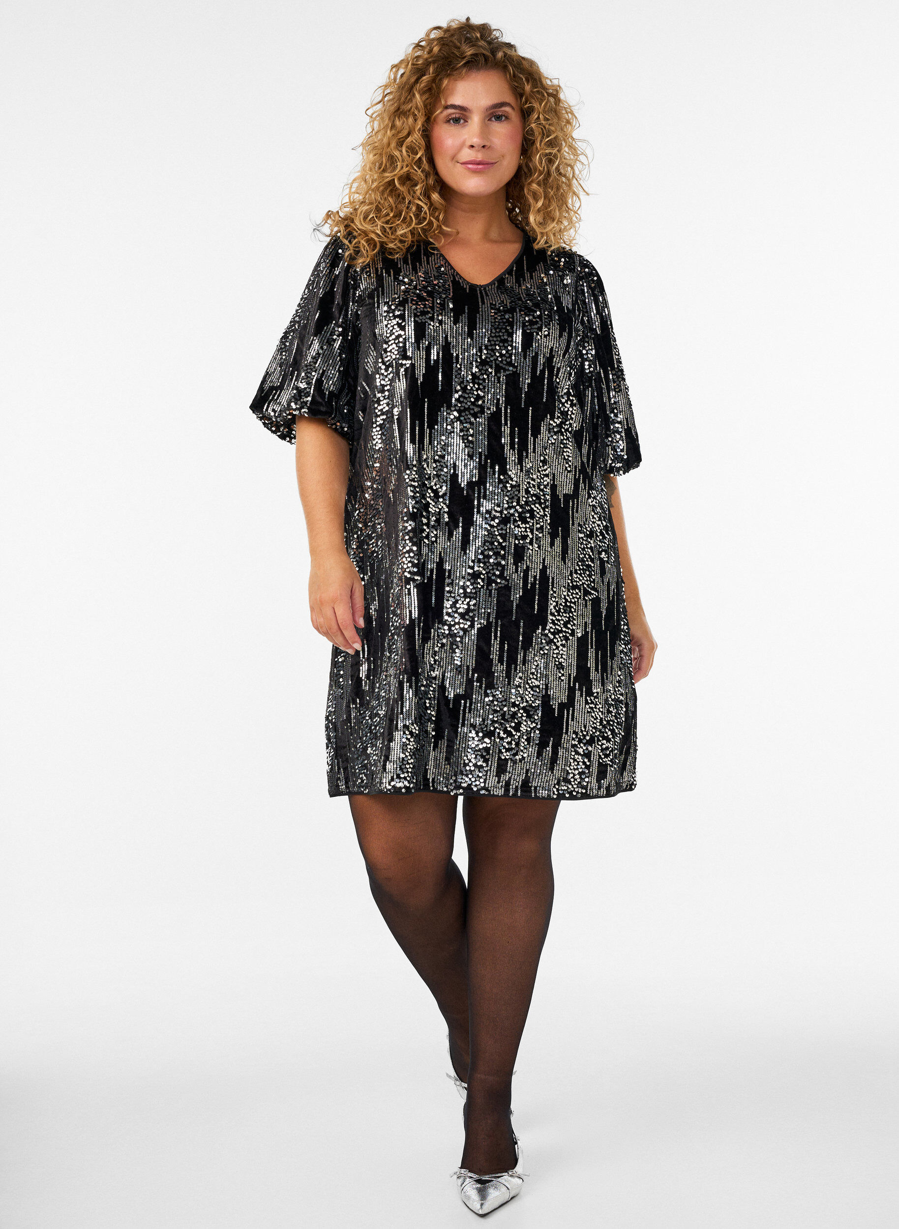 Robe courte en sequins avec des manches ballon, Noir, Model
