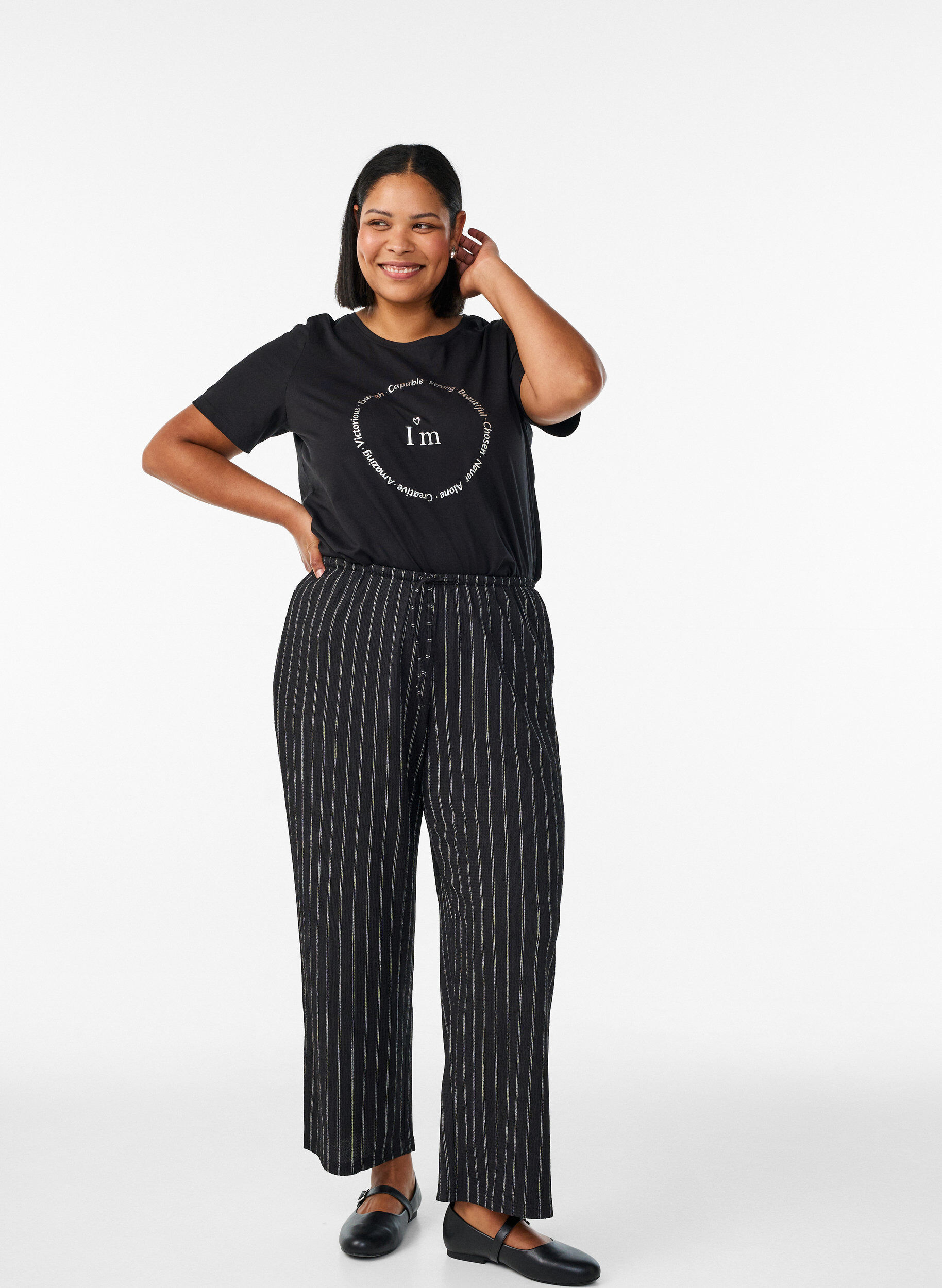 Zizzi Pantalon large en tissu l&eacute;ger et textur&eacute;, Noir, Model image number 1