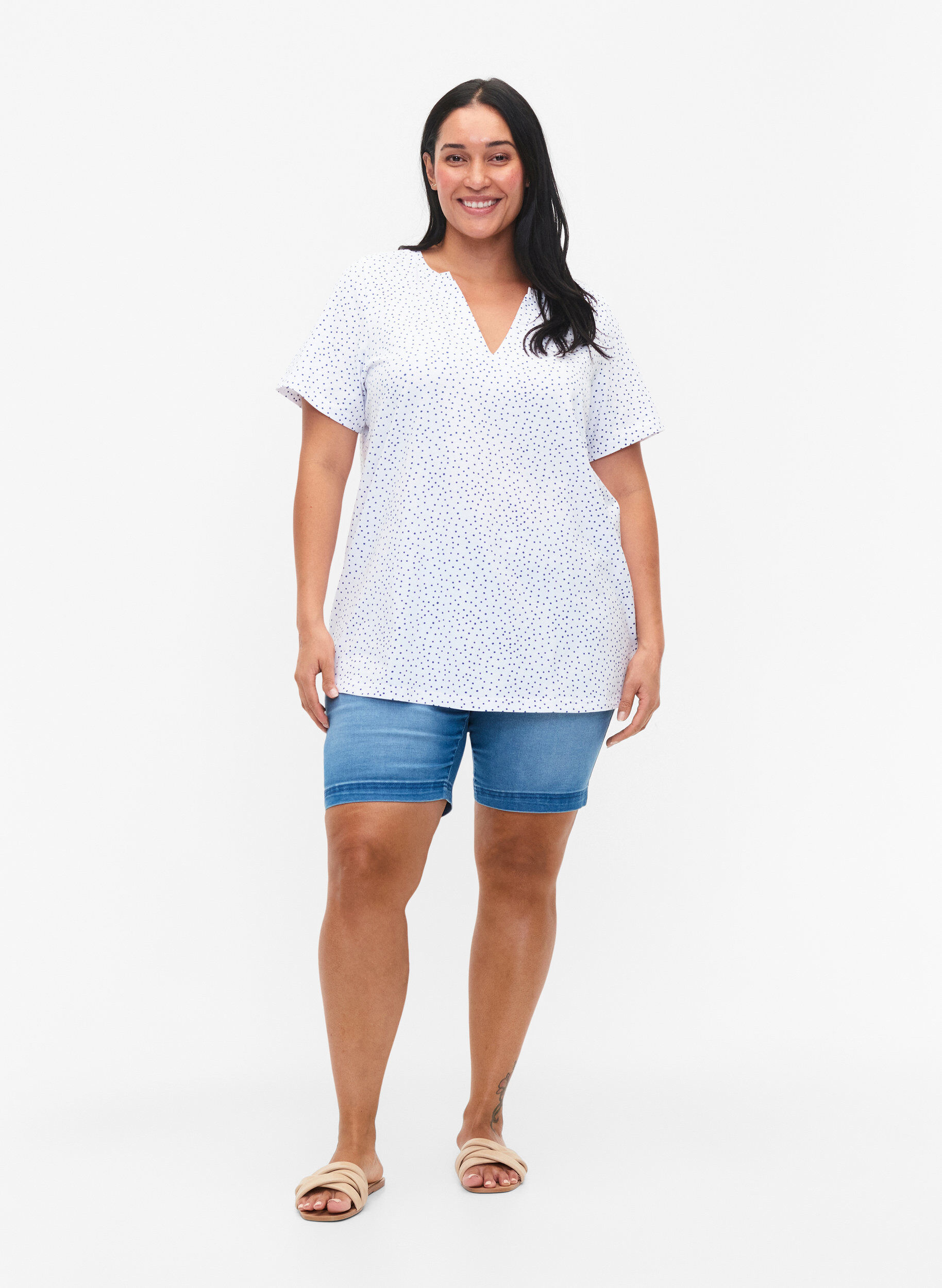 Zizzi T-shirt en coton avec des points et un col en V, B.White/S.T.W Dot, Model image number 2