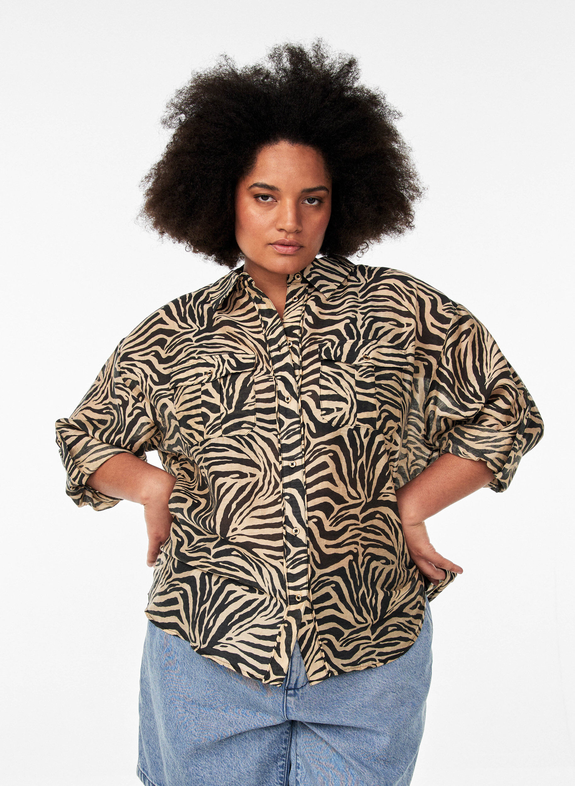Los shirt met dierenprint en borstzakken, Zwart, Model