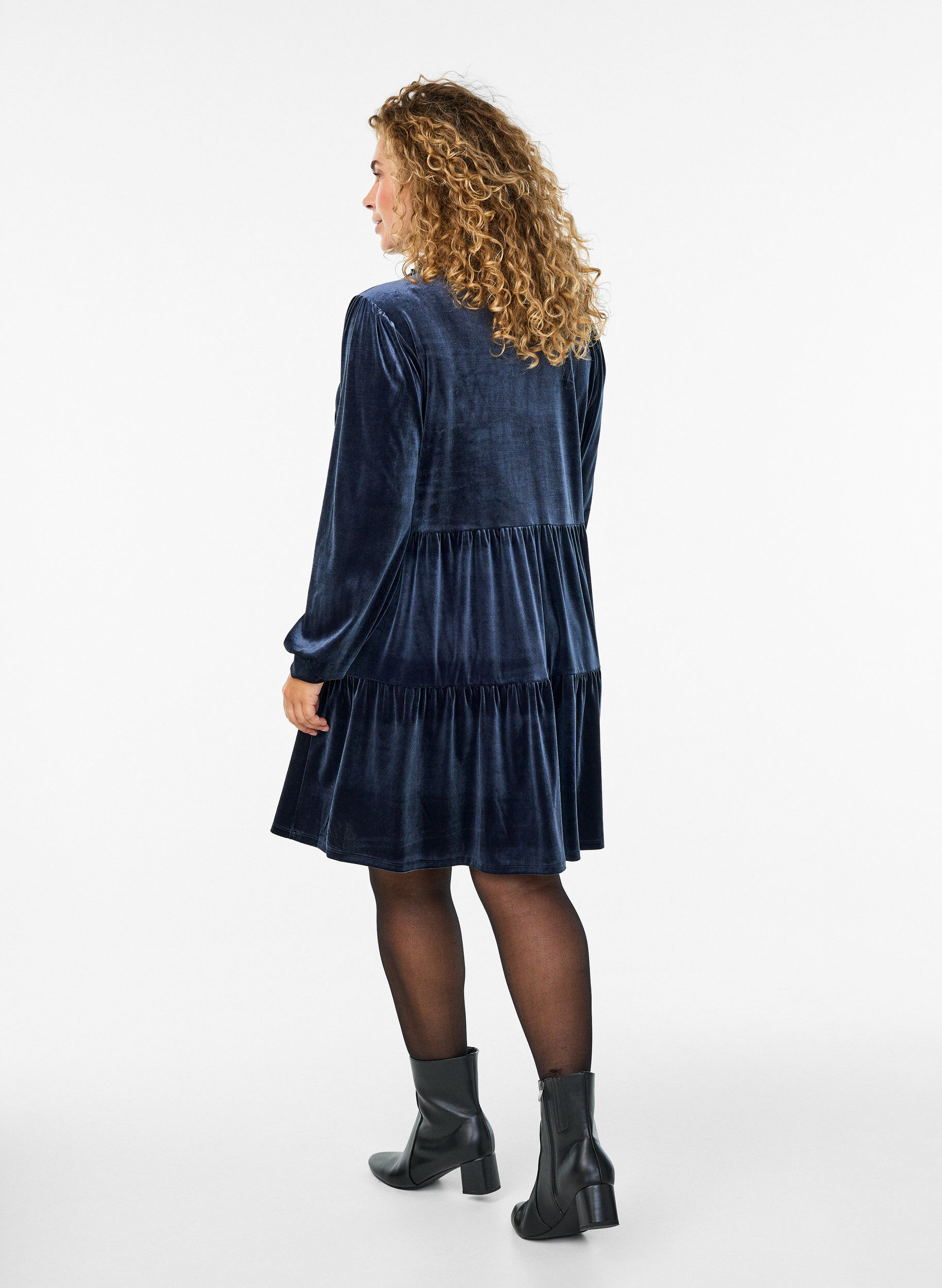 Zizzi Robe courte en velours avec un col &agrave; volants et des manches longues, Bleu, Model image number 2