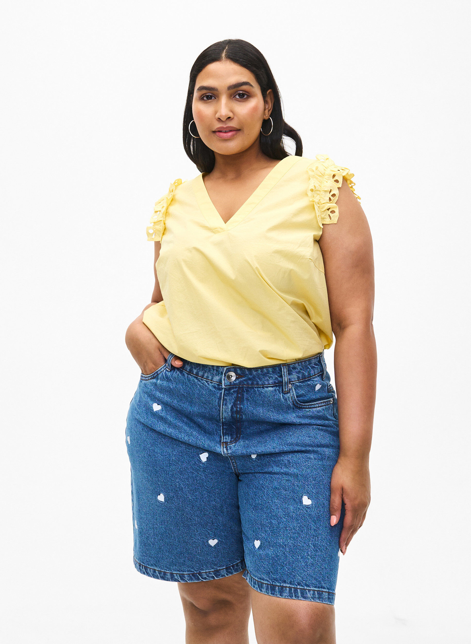 ZizziKorte spijkerbroek met hoge taille en geborduurde hartjes, Blauw, Model image number 0