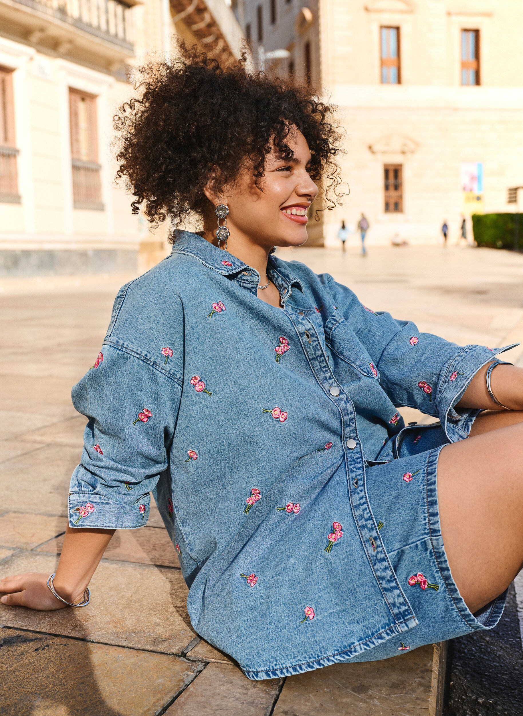 Zizzi Shorts en jean avec des fleurs brod&eacute;es, Bleu Clair, Image image number 0