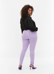 Amy jeans met hoge taille en super slanke pasvorm, Lavender, Model