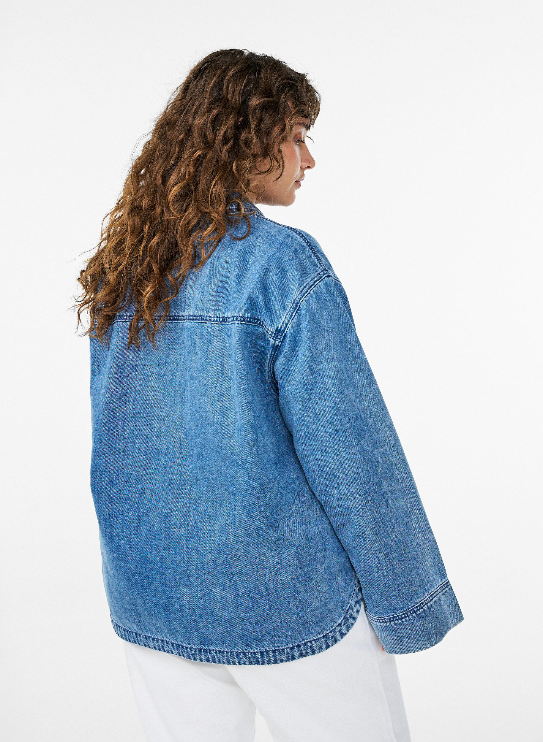 Zizzi Blouse ample en jean avec col et d&eacute;collet&eacute; en V, Bleu Clair, Model image number 2