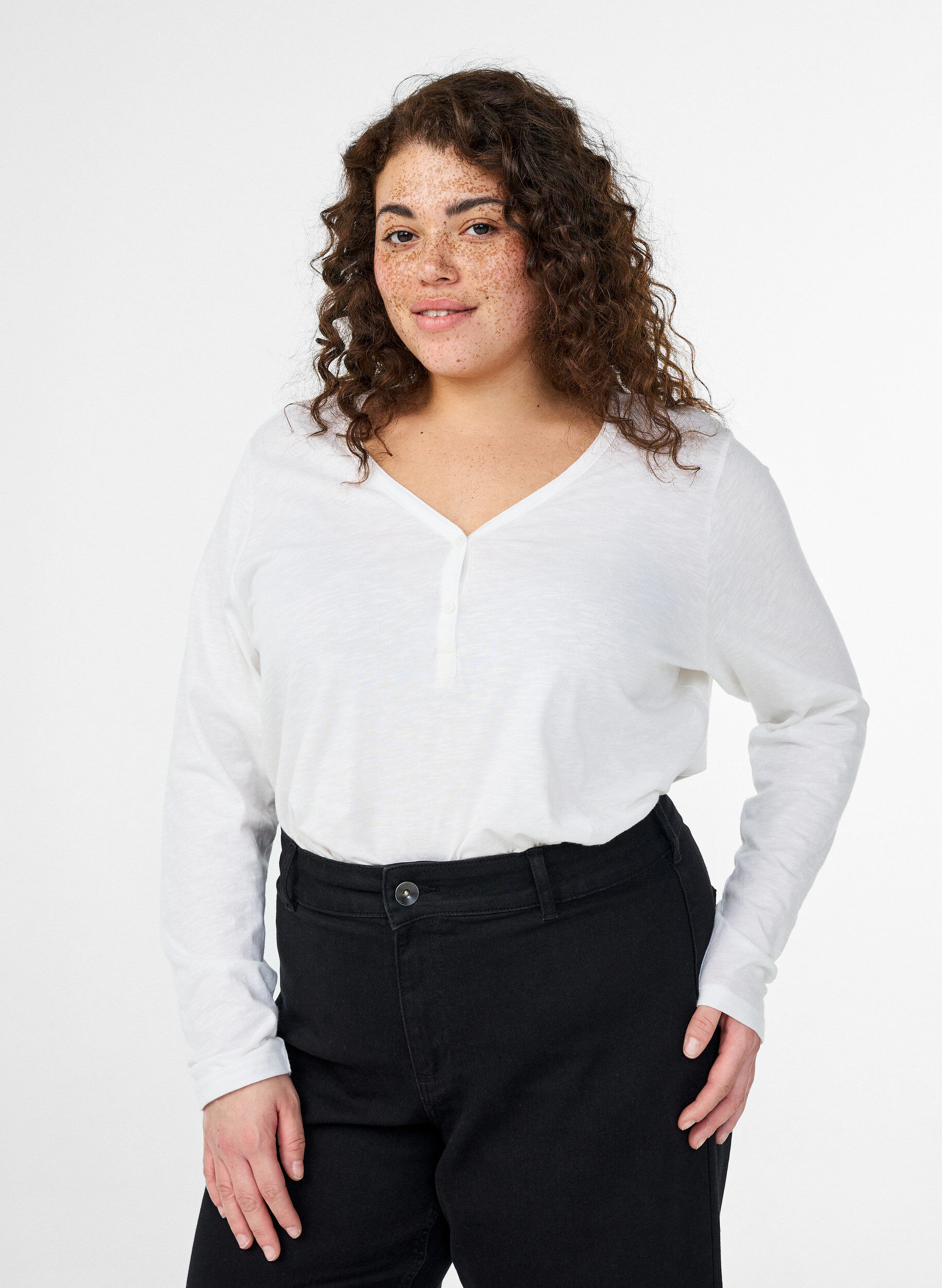 T-shirt &agrave; manches longues avec col V et boutons, Blanc, Model