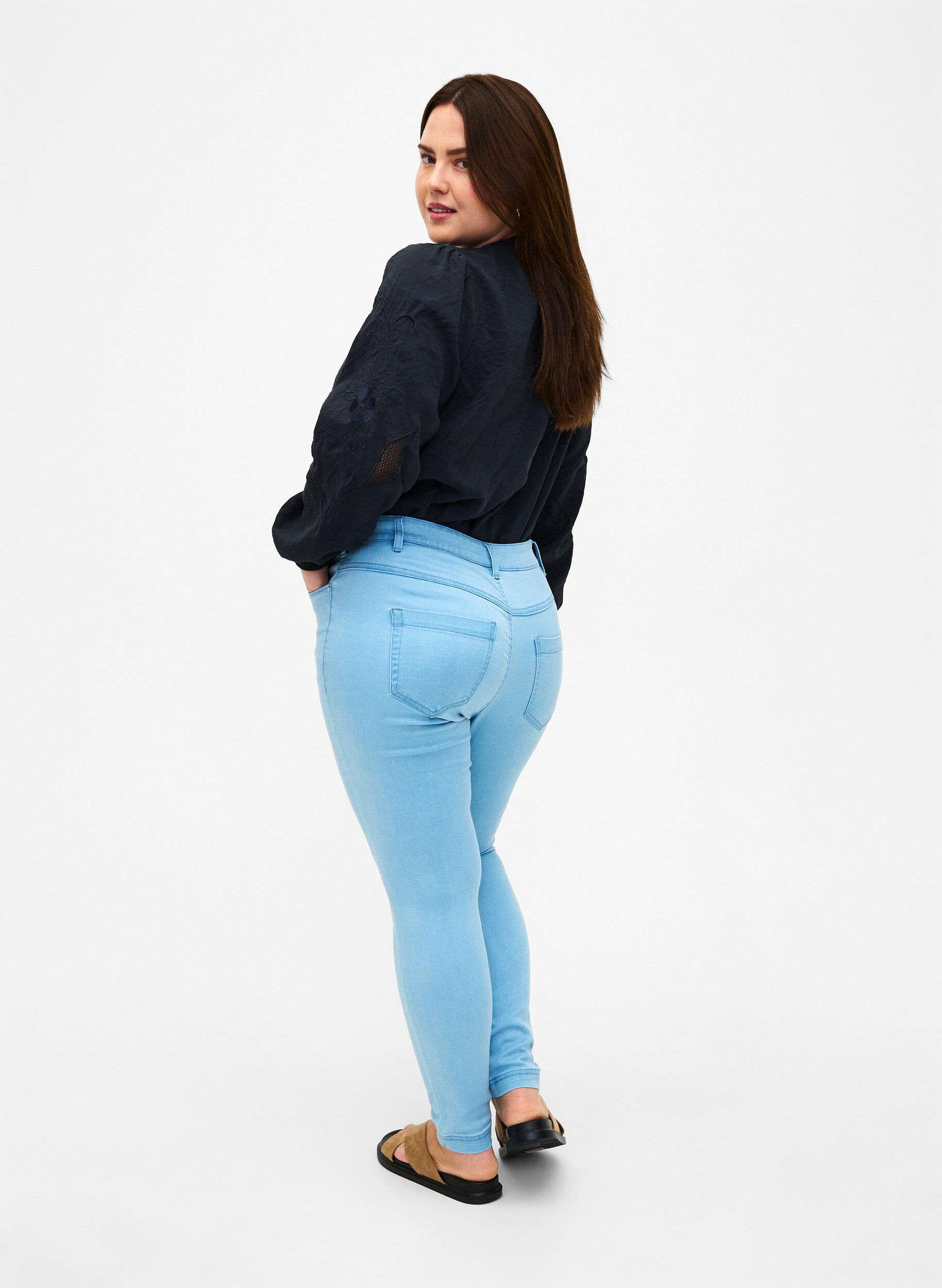 Zizzi Jean taille r&eacute;guli&egrave;re Viona, Bleu Clair, Model image number 1