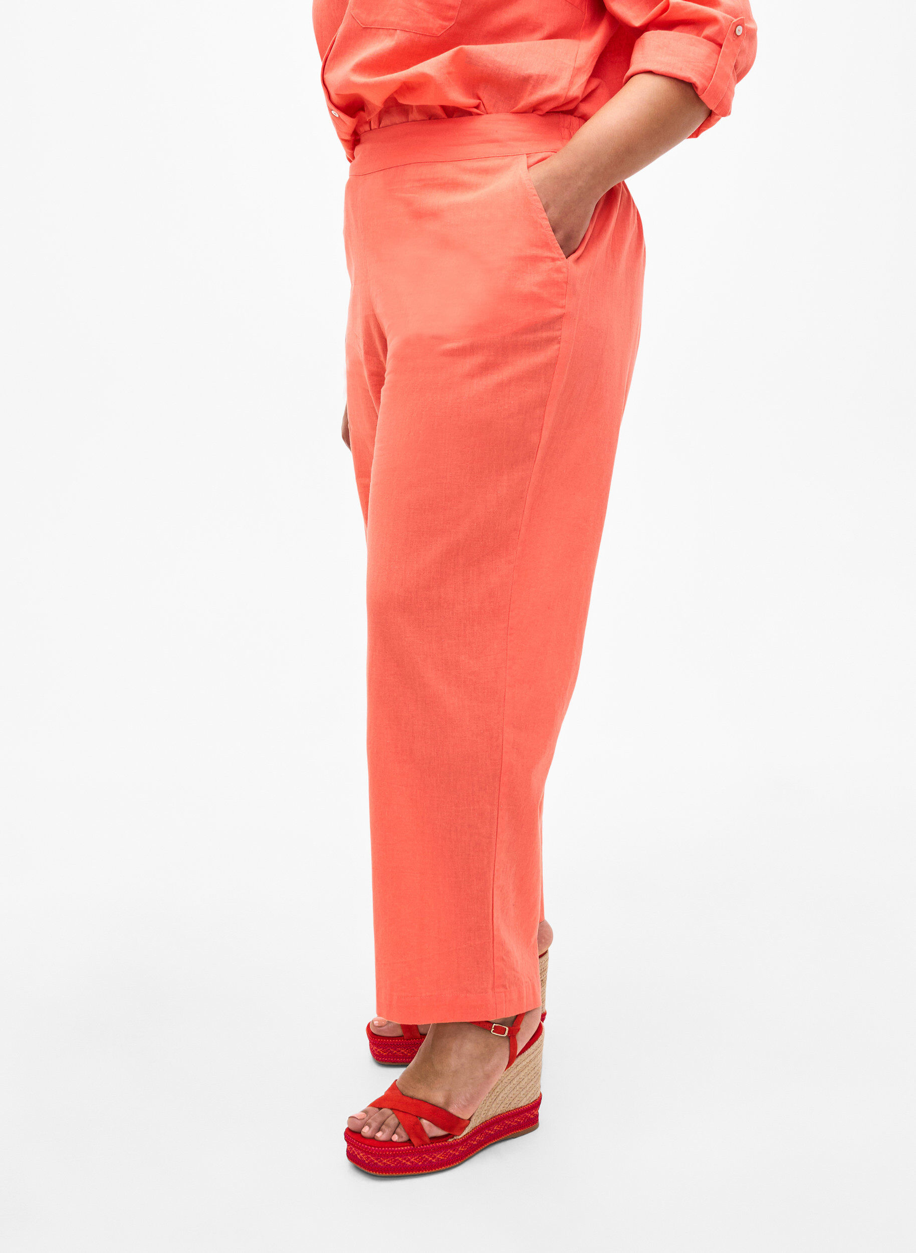 Zizzi Pantalon ample en lin et coton m&eacute;lang&eacute;s, Living Coral, Model image number 2