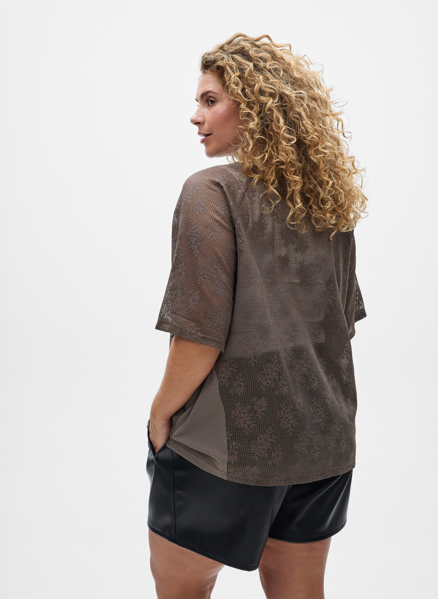 Zizzi Short ample en similicuir avec ceinture &eacute;lastique, Noir, Model image number 2