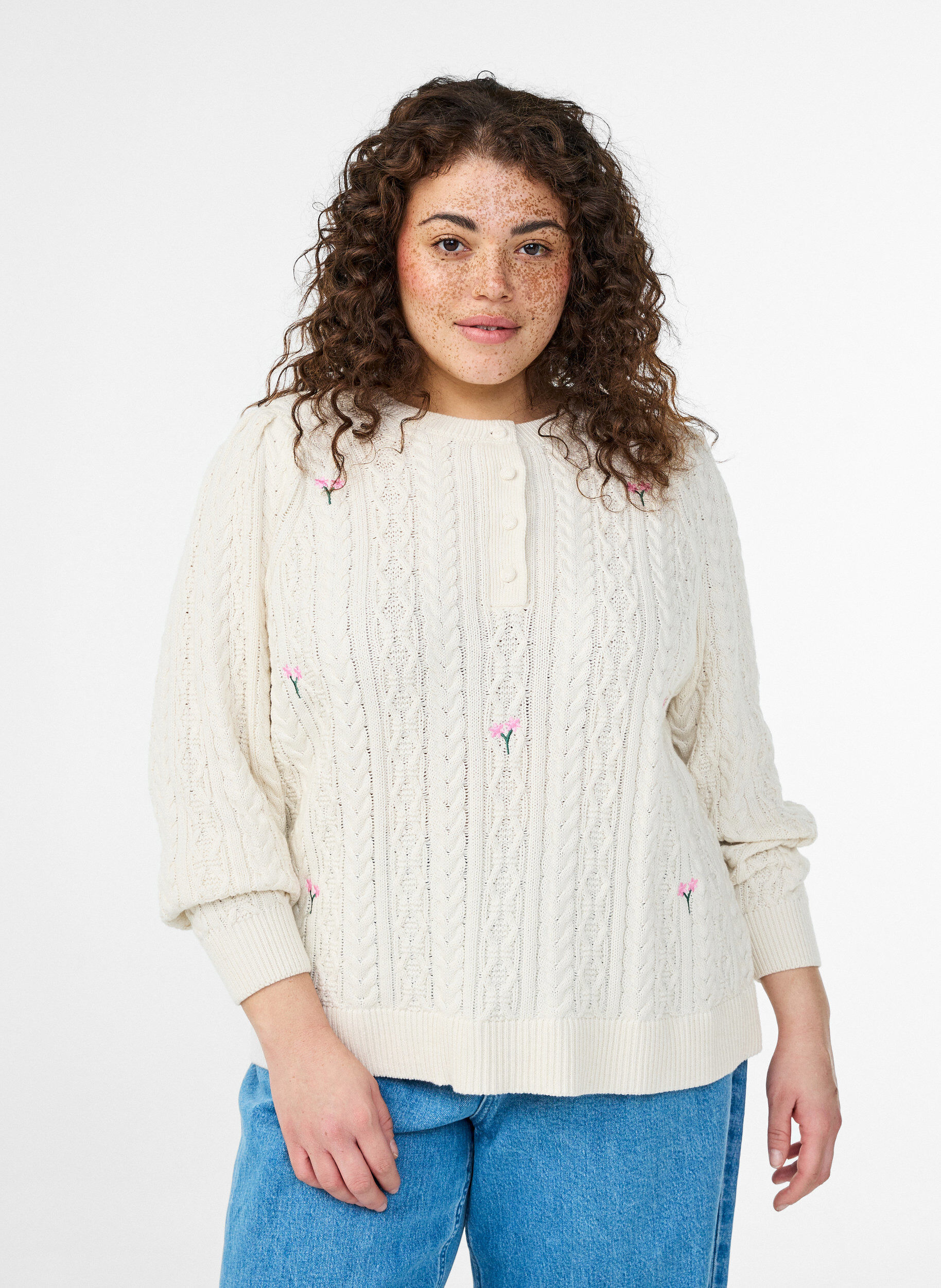Zizzi Blouse en maille avec motif torsad&eacute; et fleurs brod&eacute;es, Blanc, Model image number 0