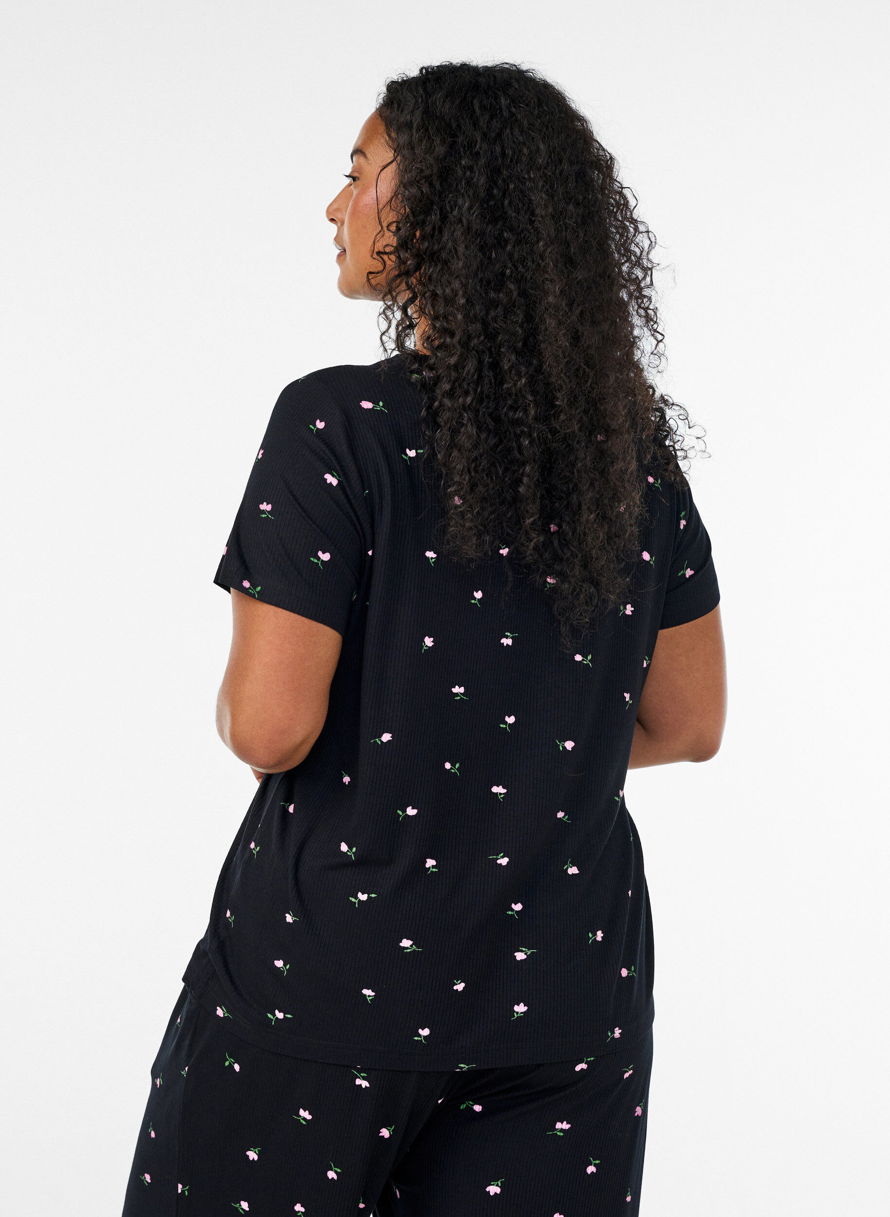 ZizziPyjama top met bloemenprint en geribde textuur, Zwart, Model image number 2