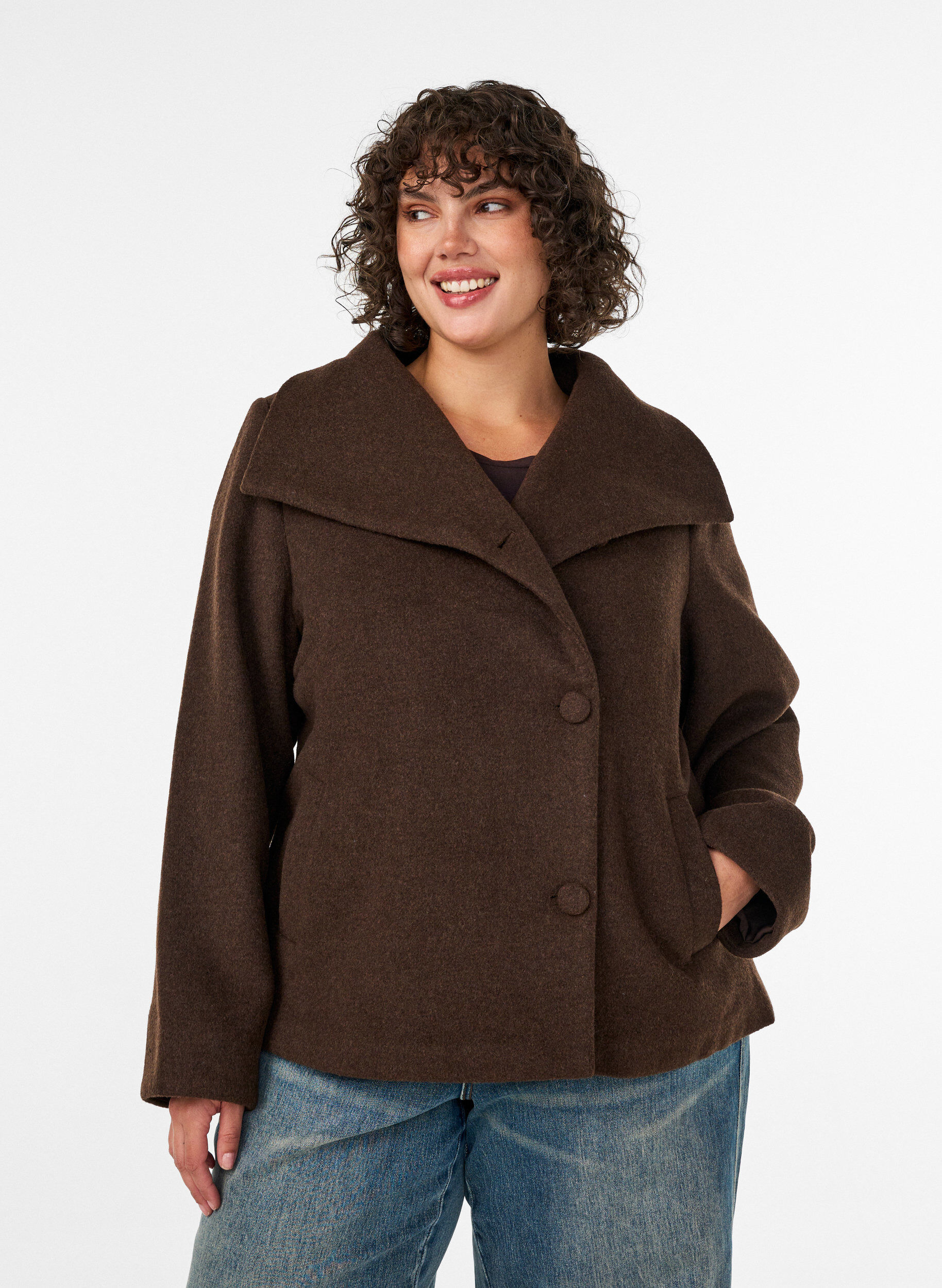 Korte jas met asymmetrische knoopsluiting, Bruin, Model