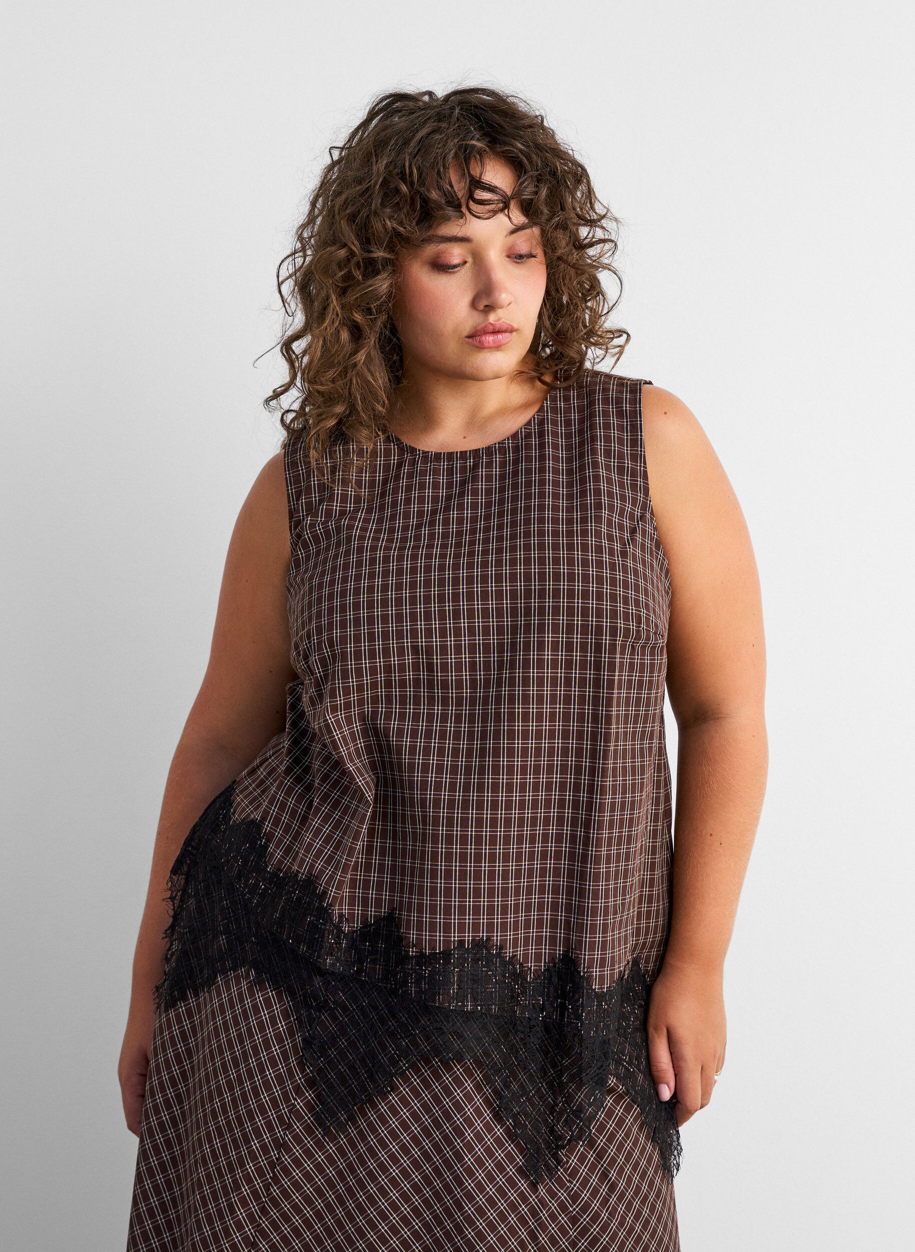 Top &agrave; carreaux avec bordure asym&eacute;trique en dentelle, Marron, Model