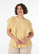 Blouse avec texture smock&eacute;e et manches &agrave; volants, Jaune clair, Model image number 0