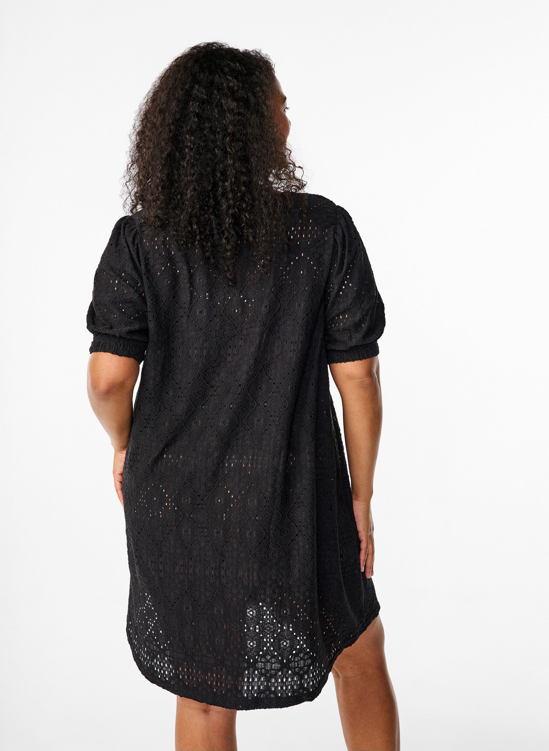 Zizzi Robe courte avec col en&nbsp;V et motifs &agrave; trous, Black, Model image number 1