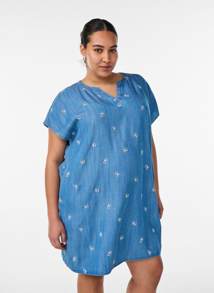 Robe en lyocell avec un aspect denim et des fleurs brod&eacute;es, Bleu Clair, Model image number 0