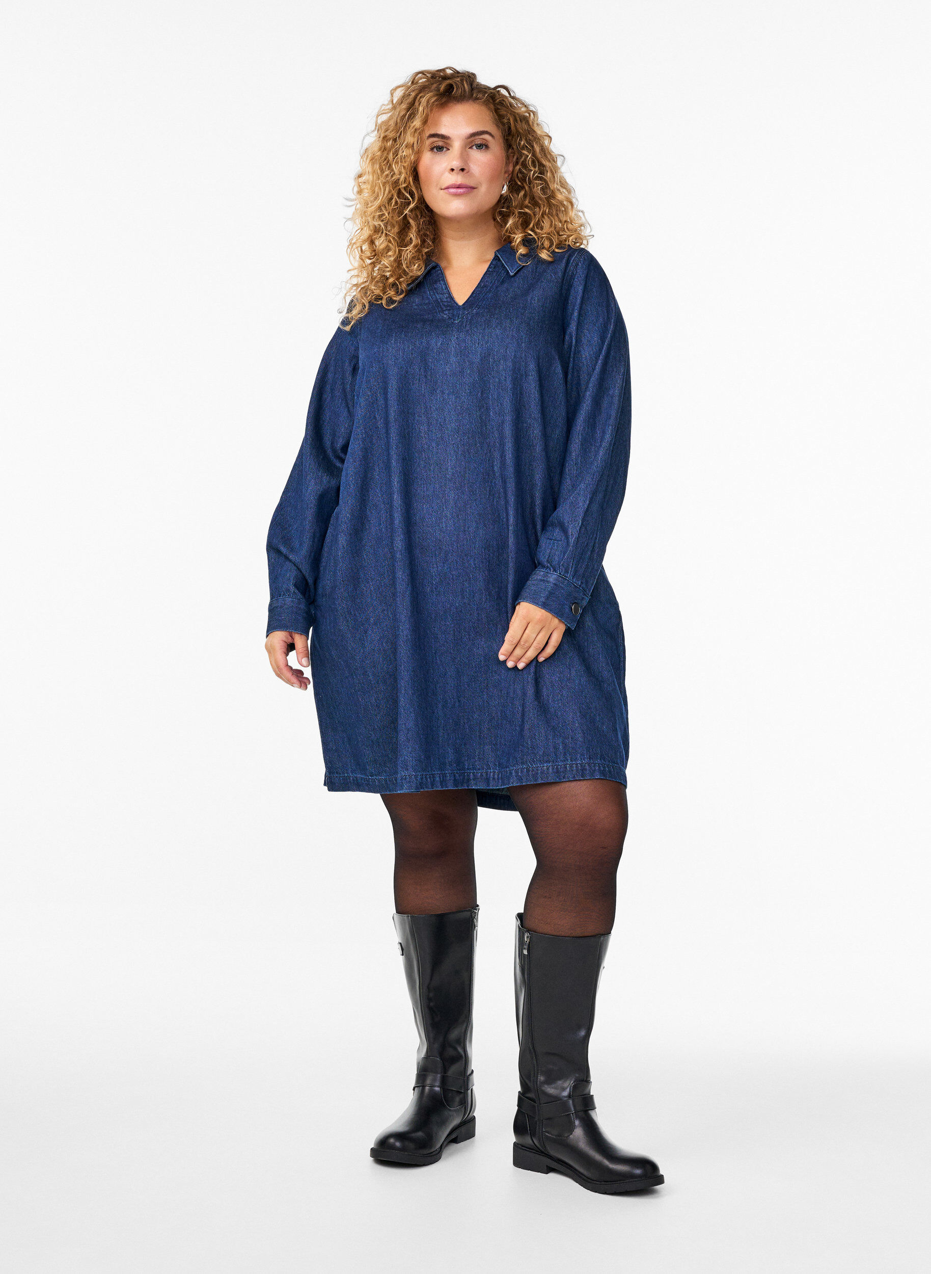 Zizzi Robe courte en jean avec col et d&eacute;collet&eacute; en V, Bleu, Model image number 1