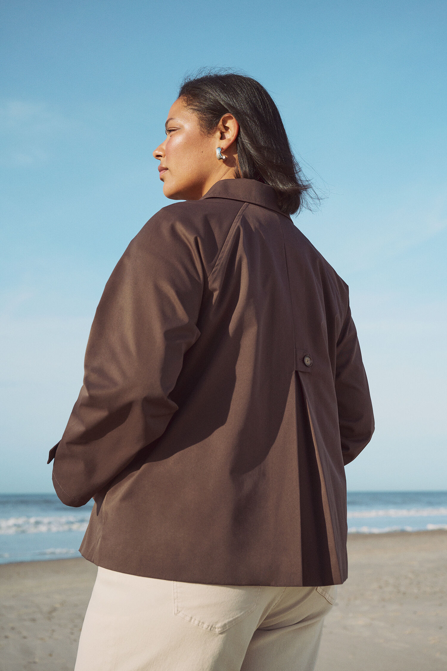 Bruine korte trenchcoat, , Model