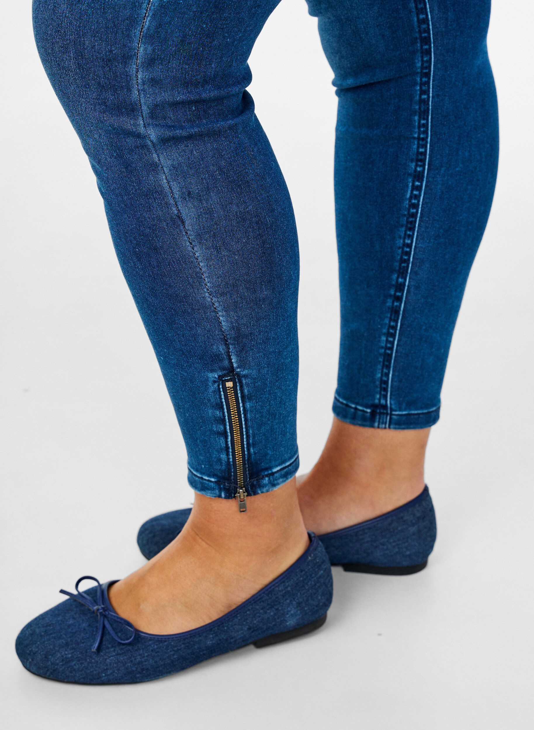 ZizziGecropte Amy jeans met ritssluiting details, Blauw, Model image number 2