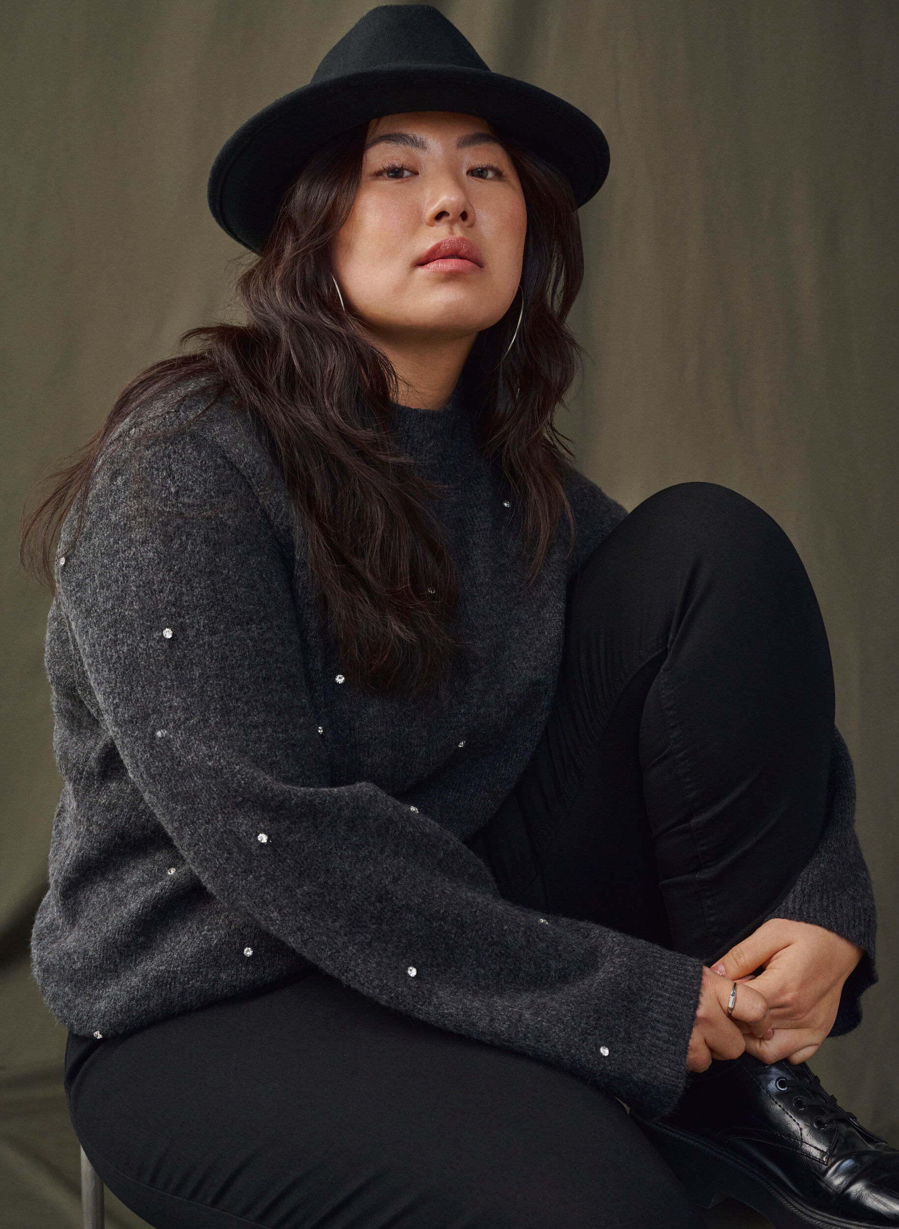 Zizzi Chemisier en maille avec des strass et un col montant, Dark Grey Melange, Image image number 0