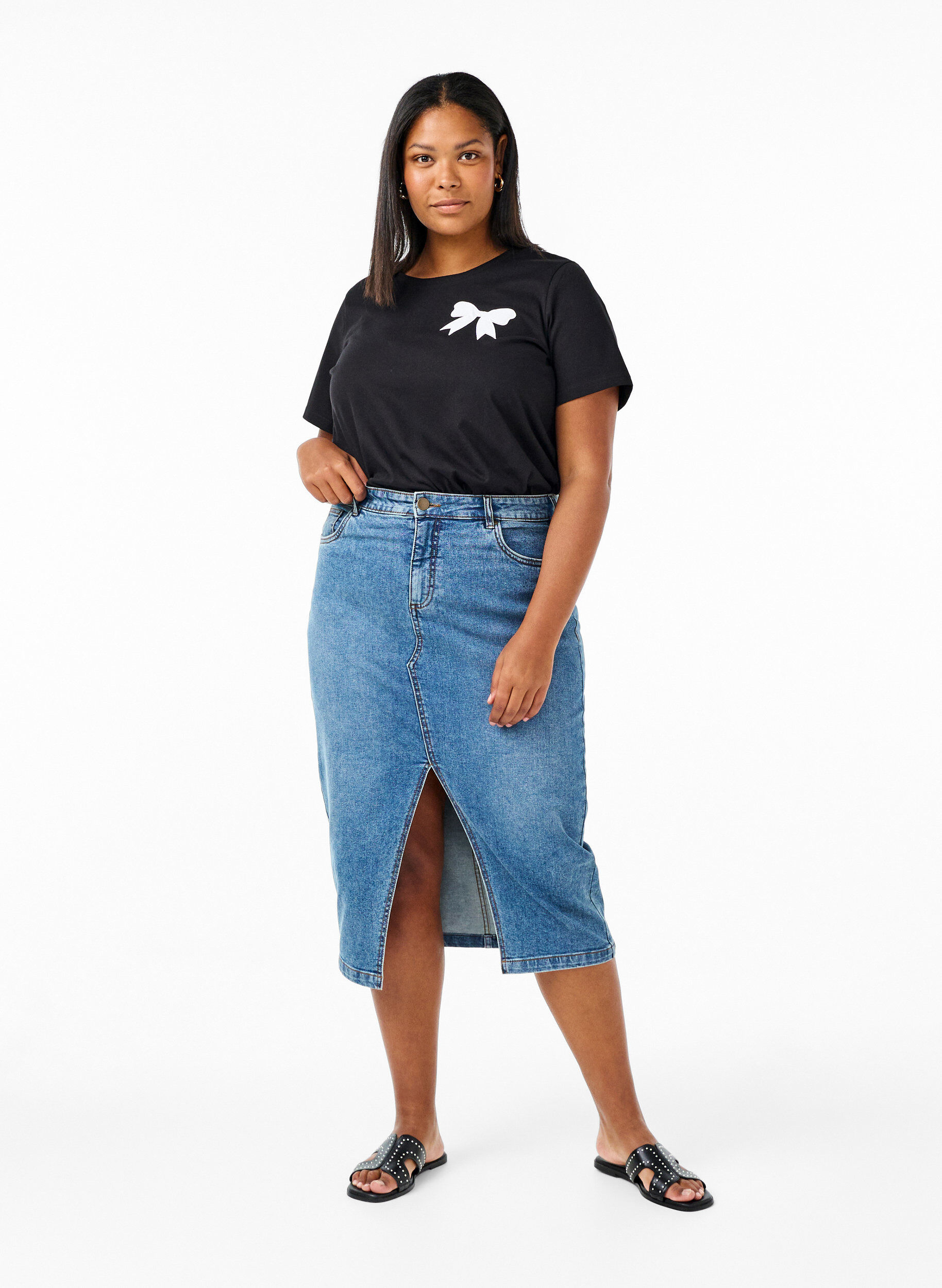 Zizzi T-shirt en coton avec n&oelig;ud papillon, Black W. White, Model image number 2