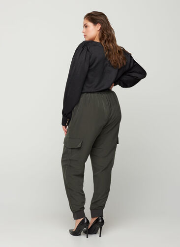 Pantalon cargo avec poches latérales, Peat, Model image number 1