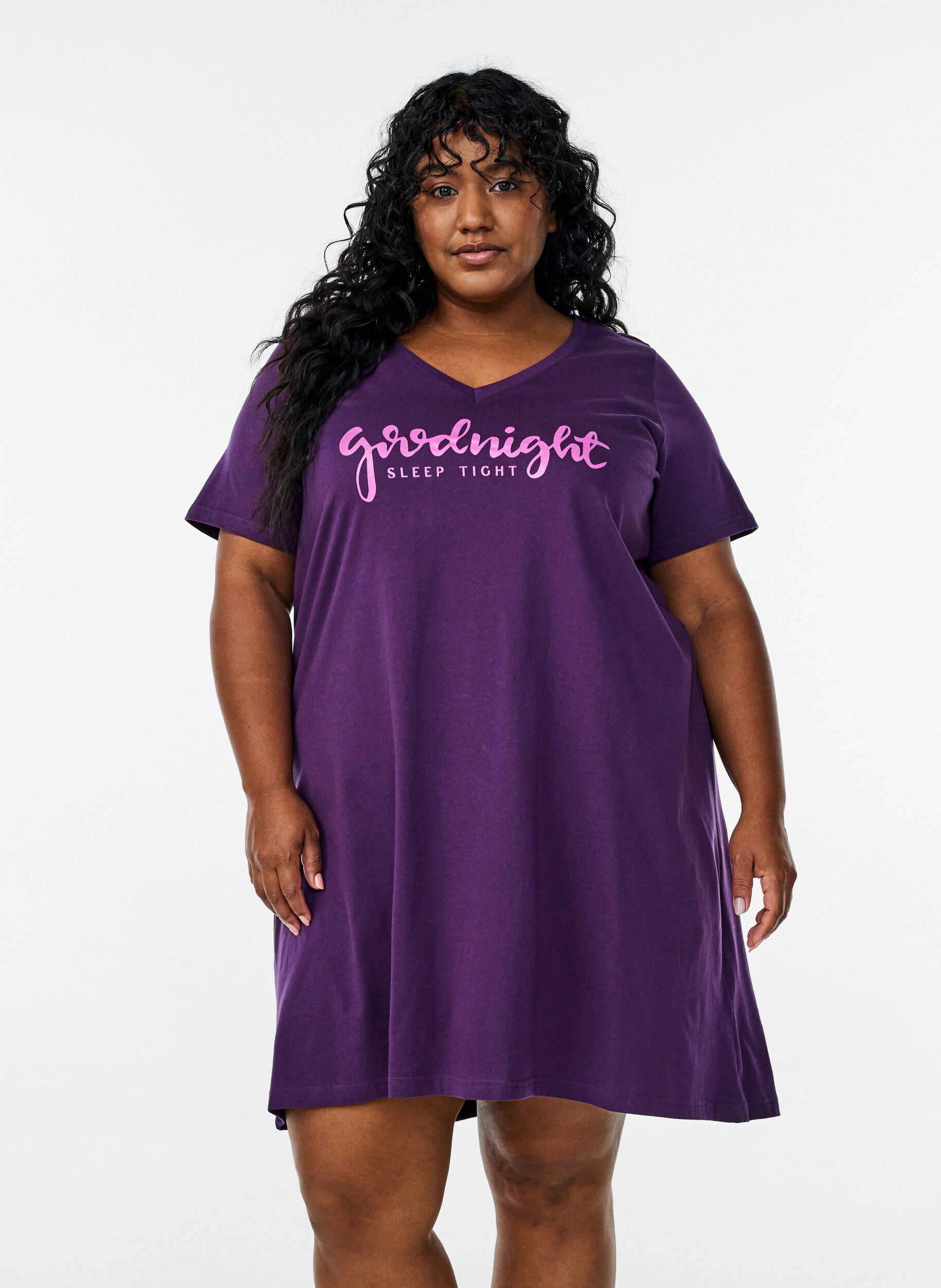 ZizziChemise de nuit en coton biologique et &agrave; col en V, Violet, Model image number 0