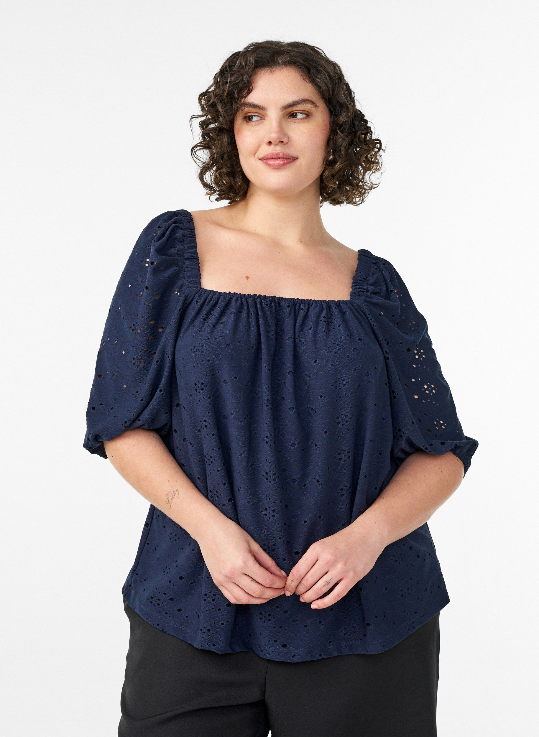 Zizzi Blouse &agrave; manches courtes bouffantes et motif ajour&eacute;, Bleu, Model image number 0