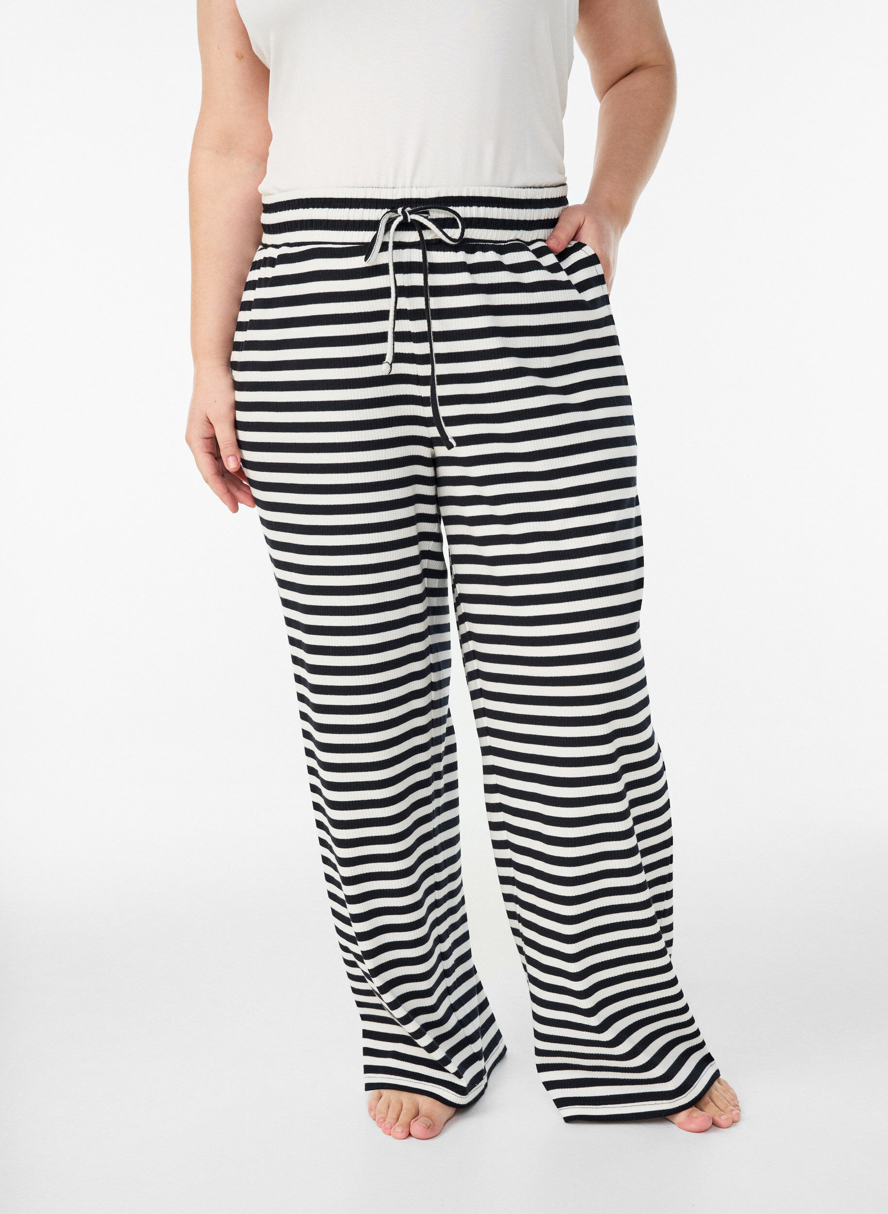 ZizziGestreepte pyjamabroek met een high waist en wijde pijpen, Zwart, Model image number 2
