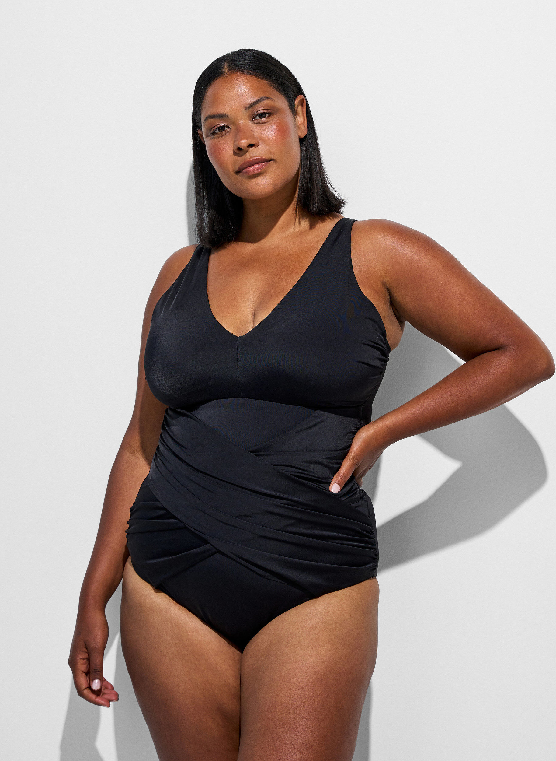 Maillot de bain &agrave; d&eacute;tail crois&eacute; en drap&eacute;, Noir, Model
