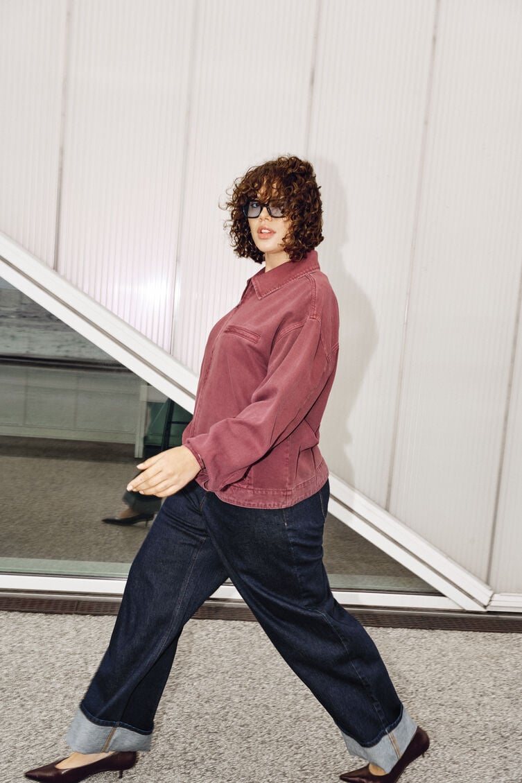 Veste en jean color&eacute;e, , Model