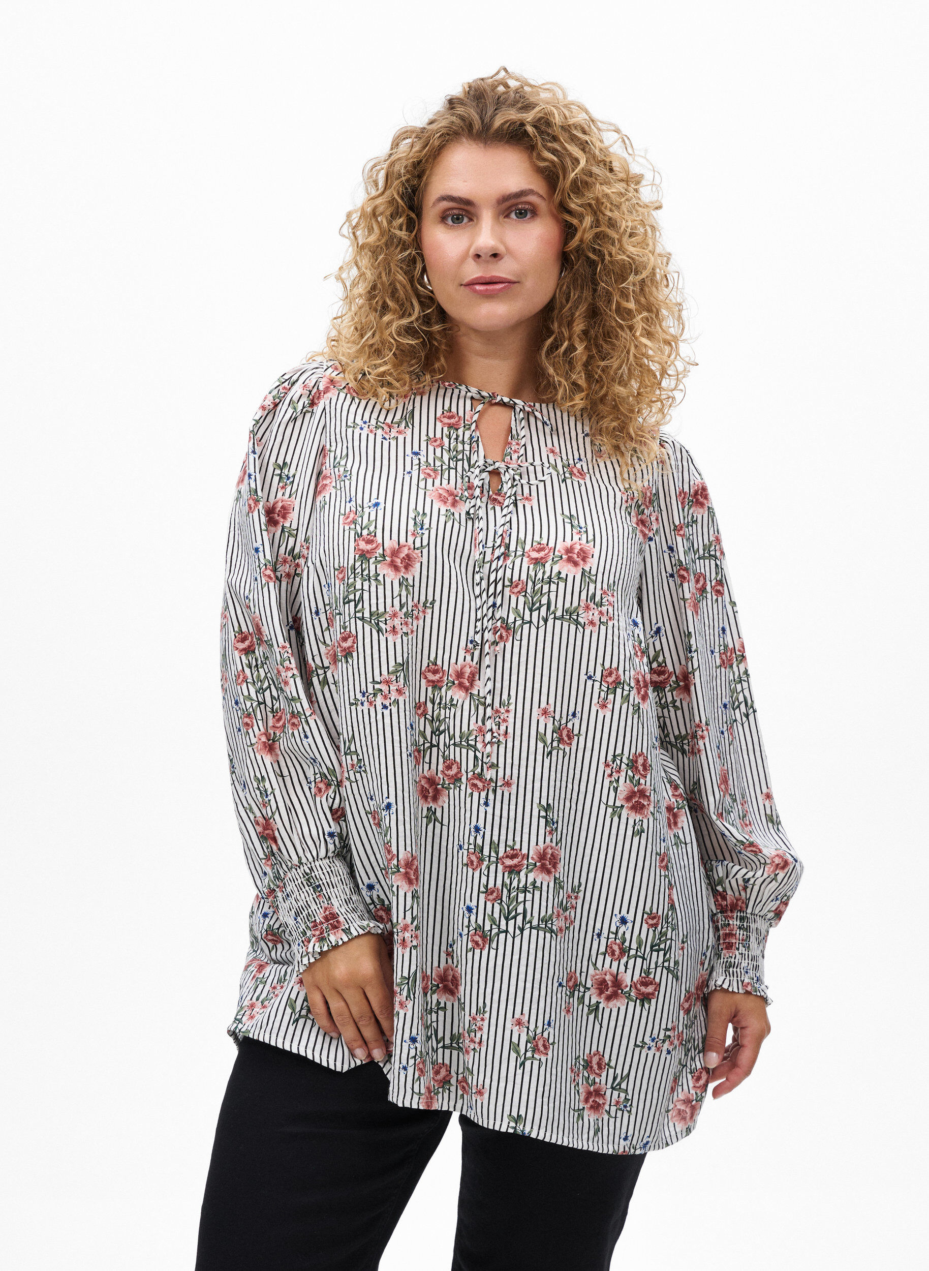 Blouse met bloemenprint en strikdetail, Zwart, Model