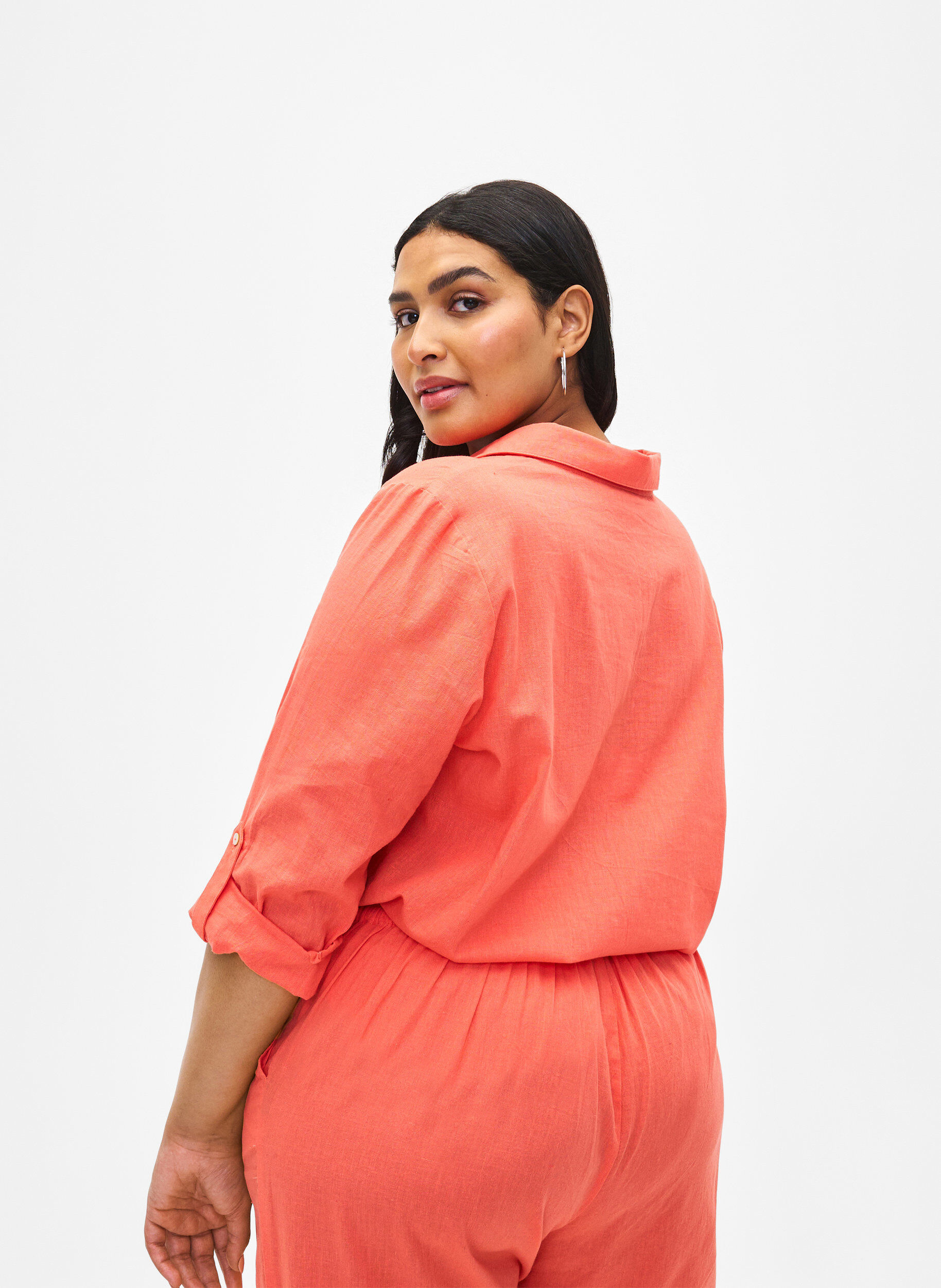 Zizzi Chemisier avec fermeture &agrave; boutons dans un m&eacute;lange de coton et de lin, Living Coral, Model image number 1