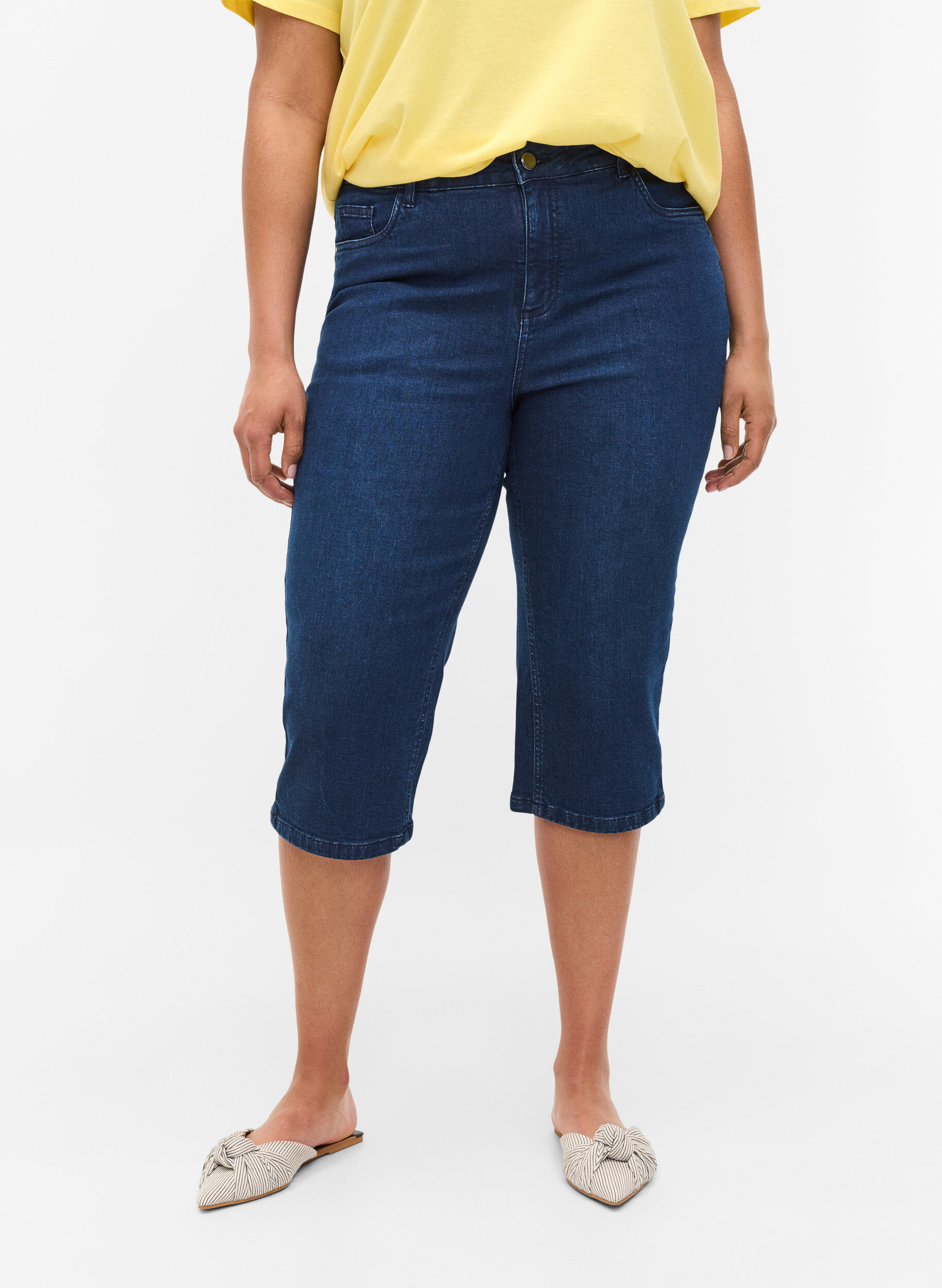 Zizzi Pantalon capri moulant en denim de coton, Dark blue denim, Model image number 2
