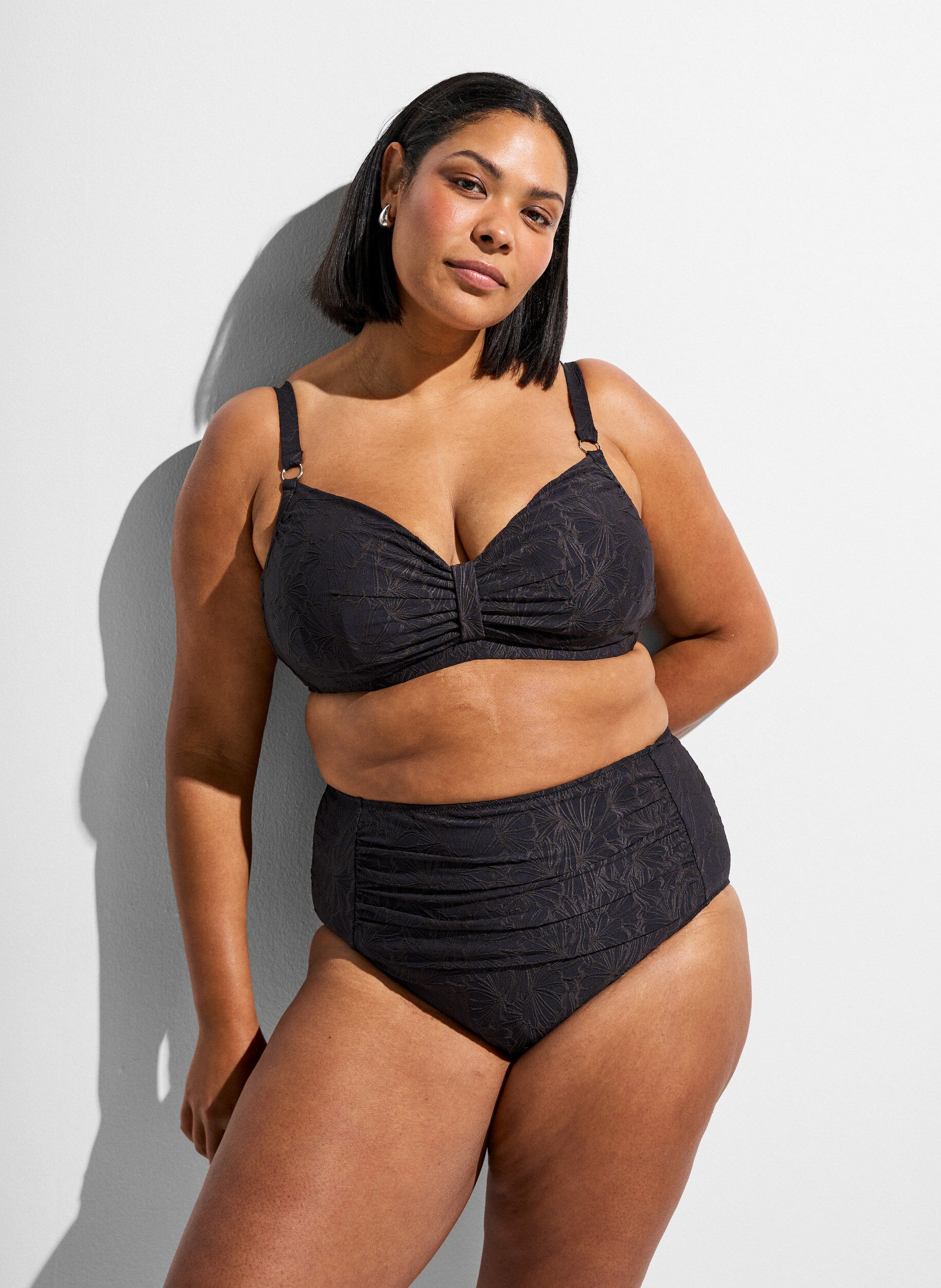 Zizzi Bas de bikini taille haute &agrave; motif structur&eacute;, Gris anthracite, Model image number 0
