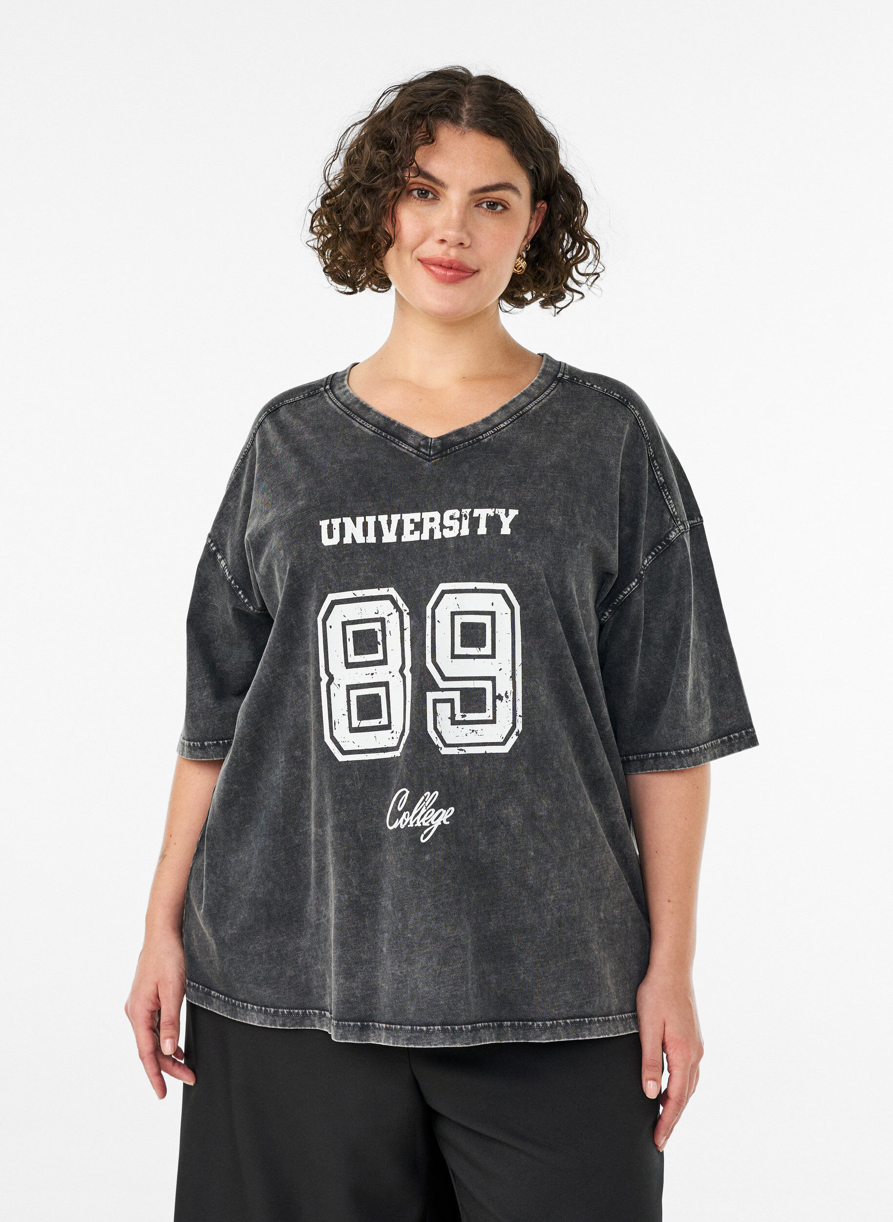 Oversized T-shirt in biologisch katoen met een collegeprint, Zwart, Model