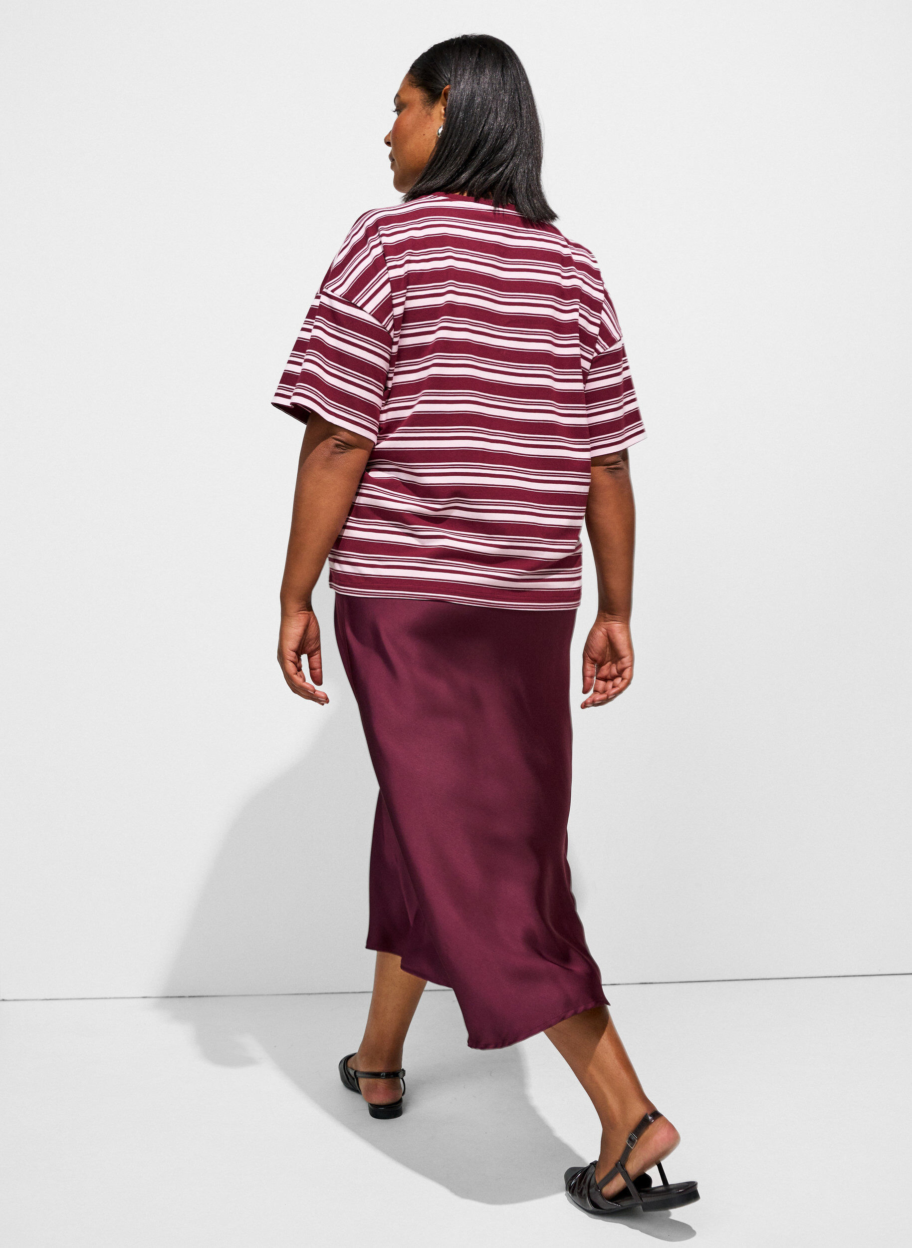 ZizziJupe midi en satin, Bordeaux, Model image number 1