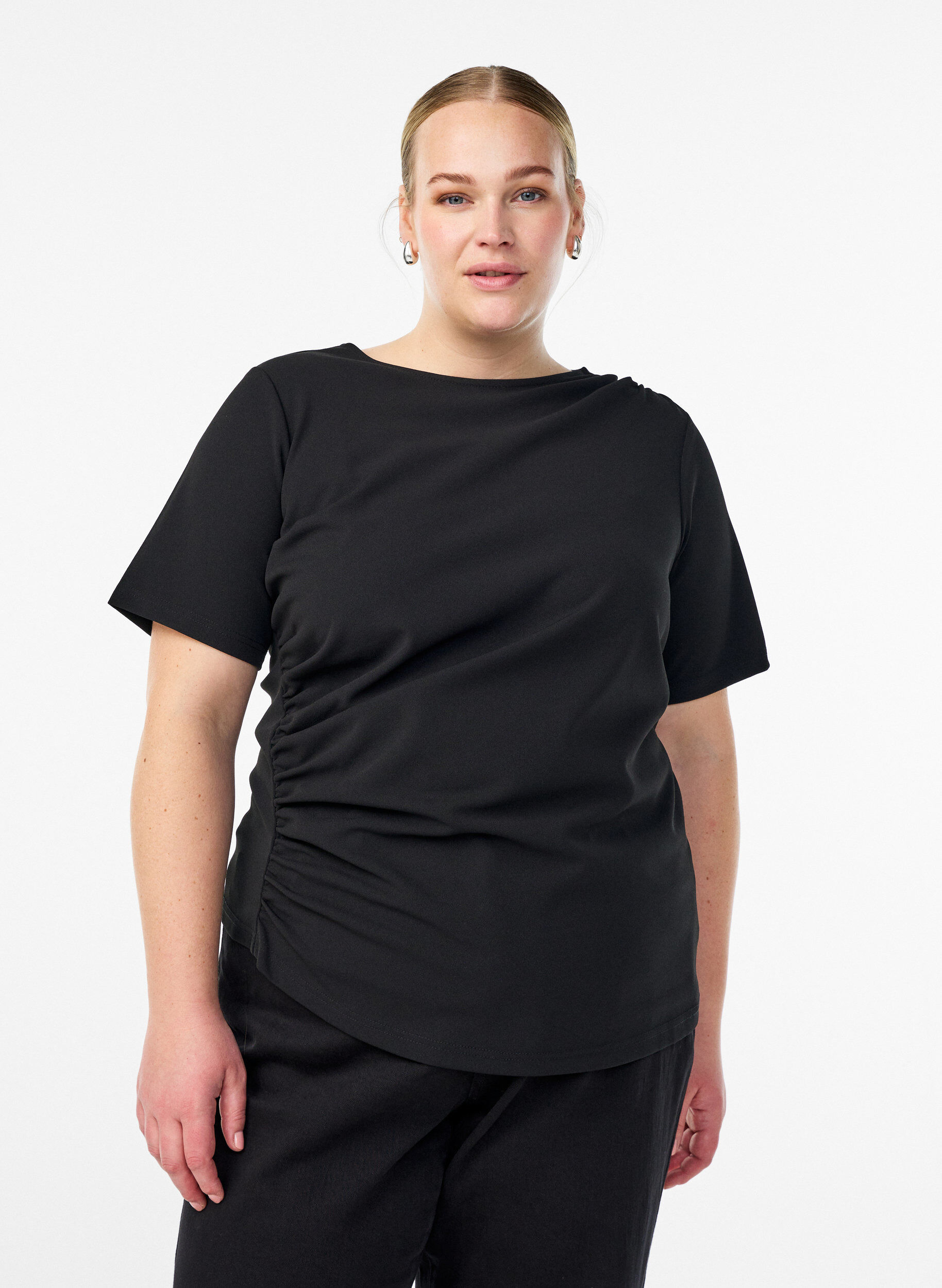 Blouse &agrave; manches courtes avec fronces et ourlet asym&eacute;trique, Noir, Model