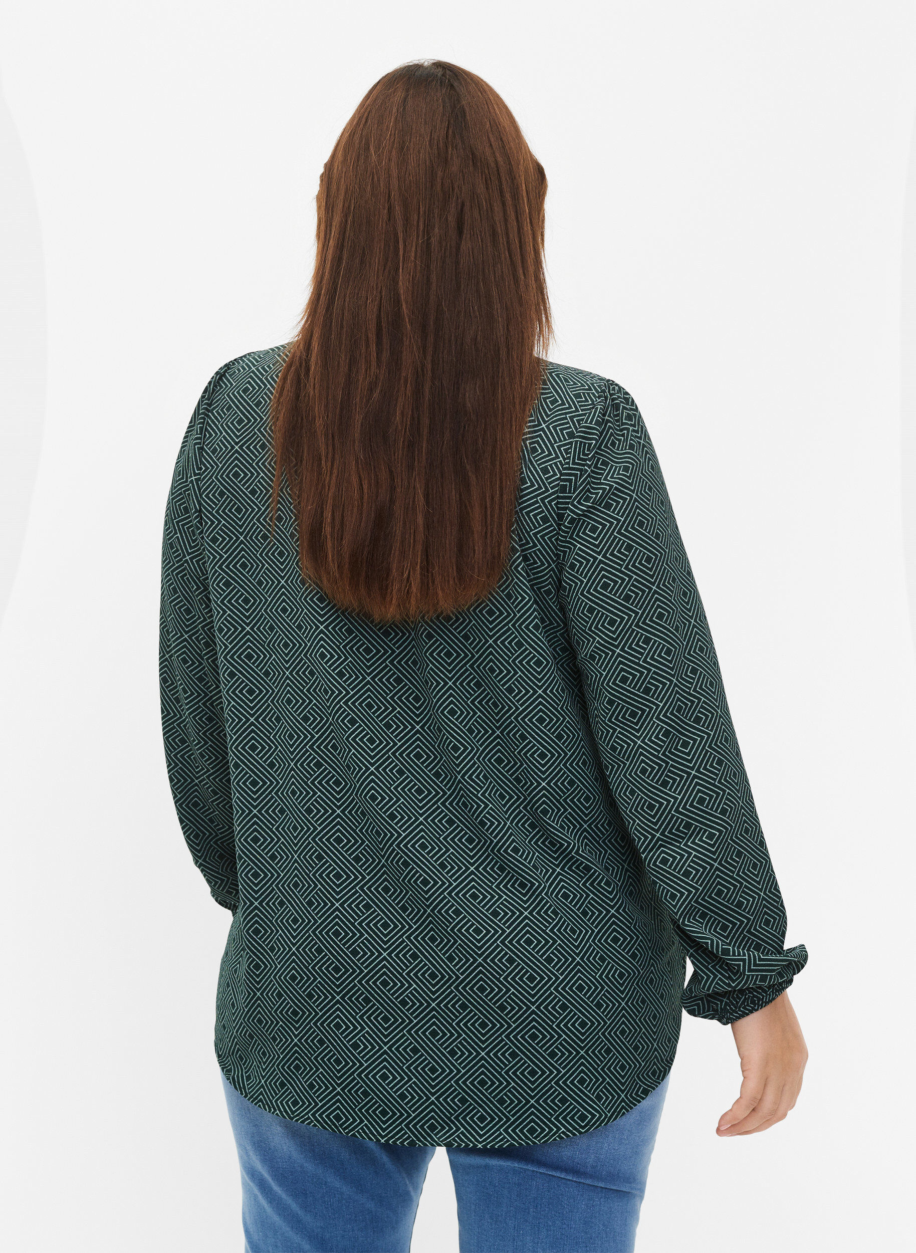 Zizzi Blouse avec col en V et imprim&eacute;, Scarab Graphic AOP, Model image number 1