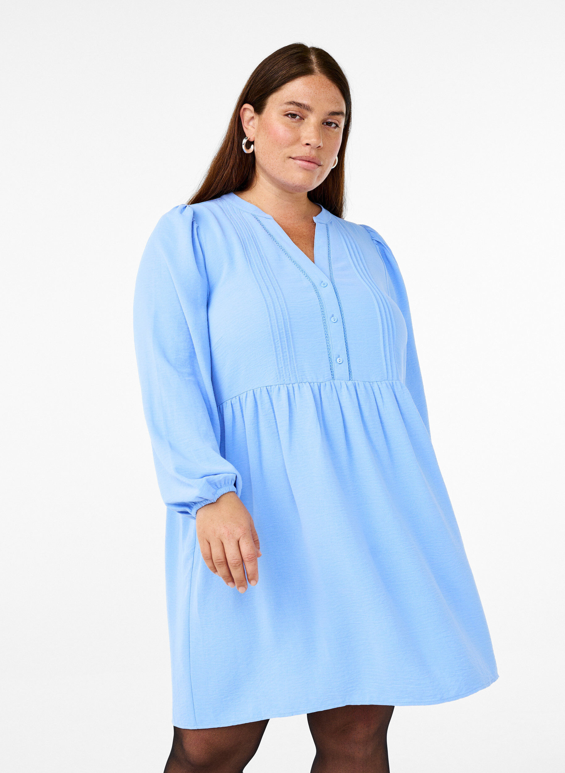 FLASH - Robe courte avec des plis et des manches longues, Bleu Clair, Model