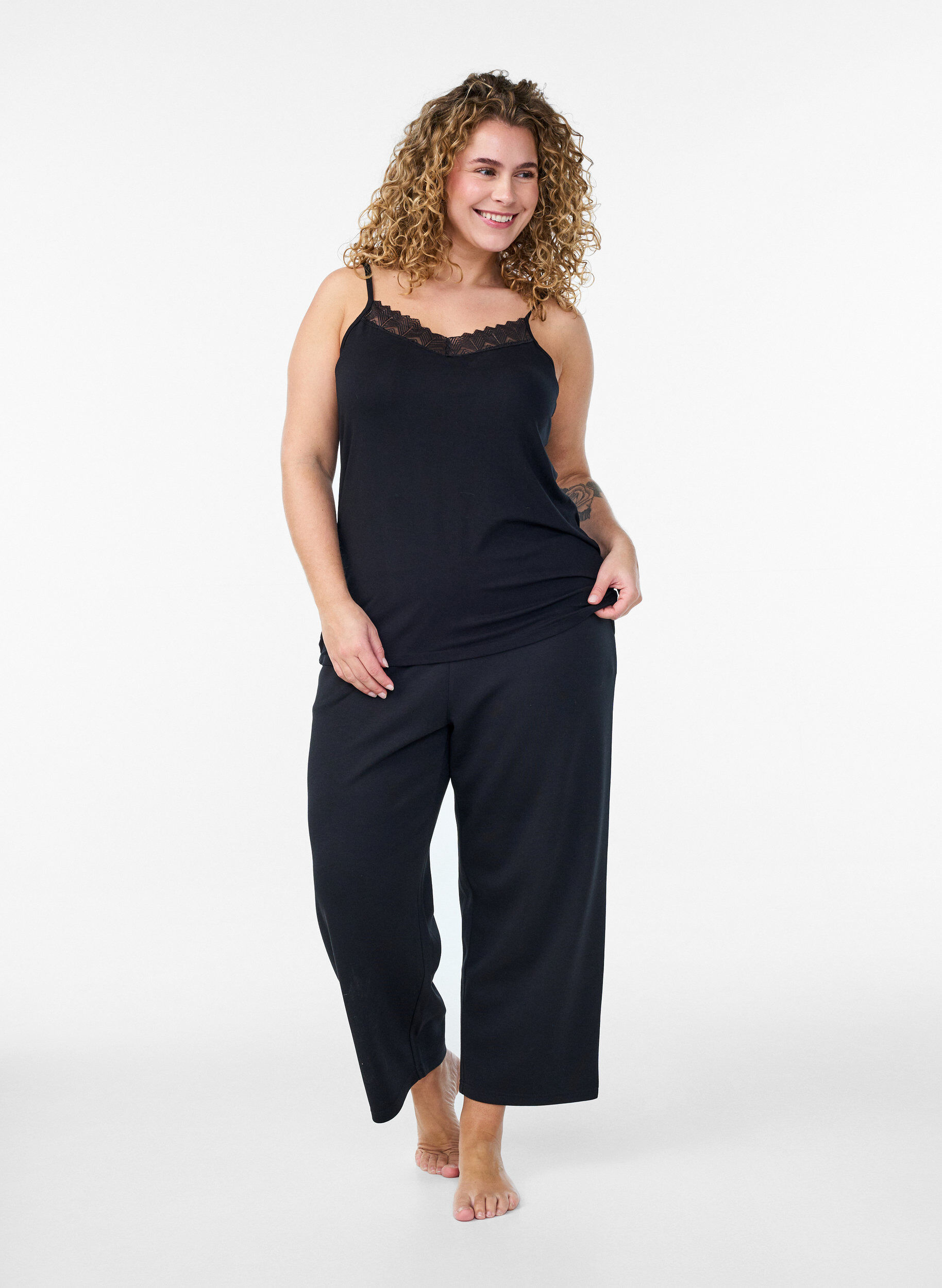 Zizzi Top avec d&eacute;tails en dentelle et bretelles spaghetti, 0199, Model image number 1