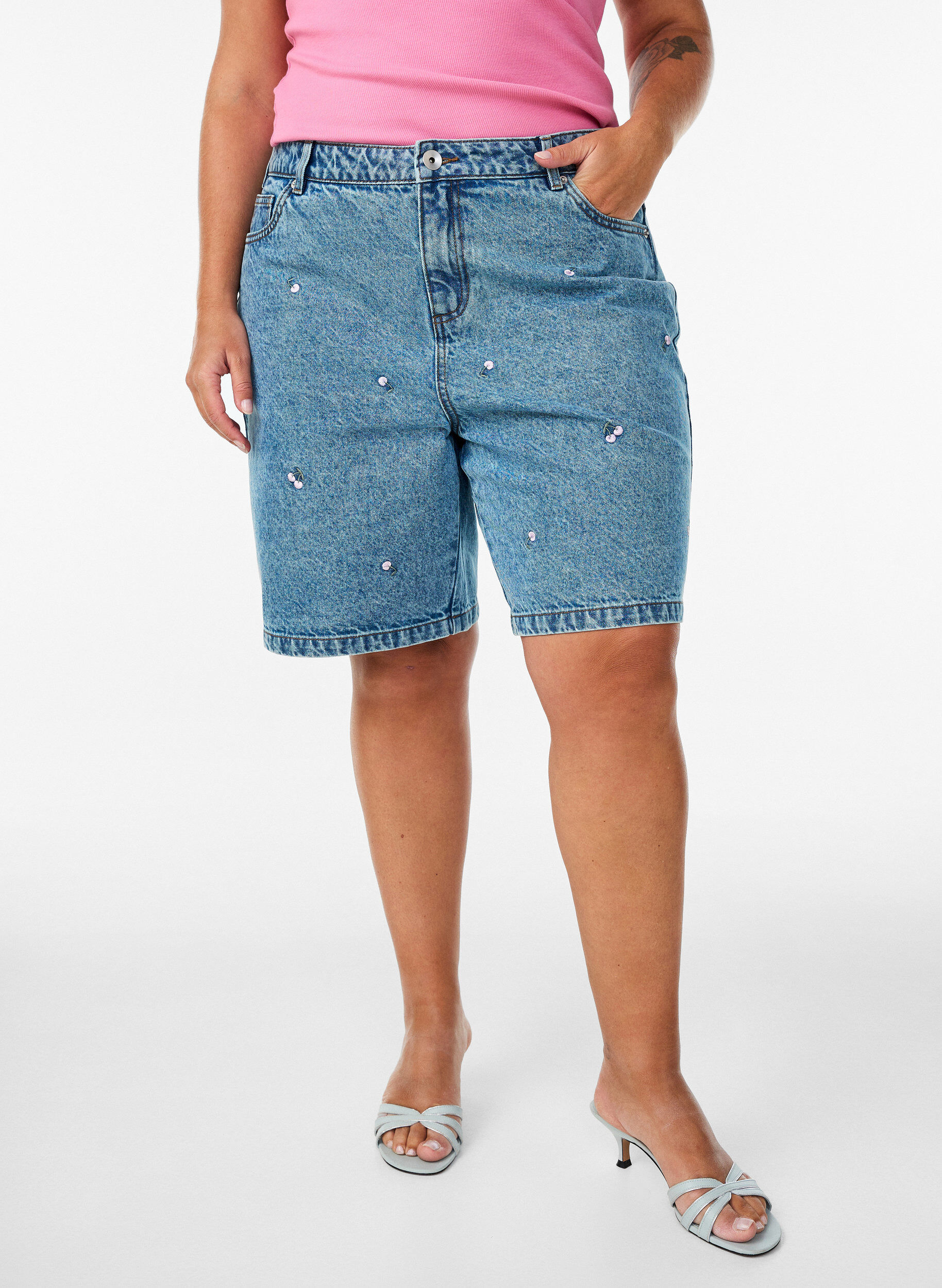 ZizziShort en jean taille haute avec des motifs brod&eacute;s, Bleu, Model image number 3