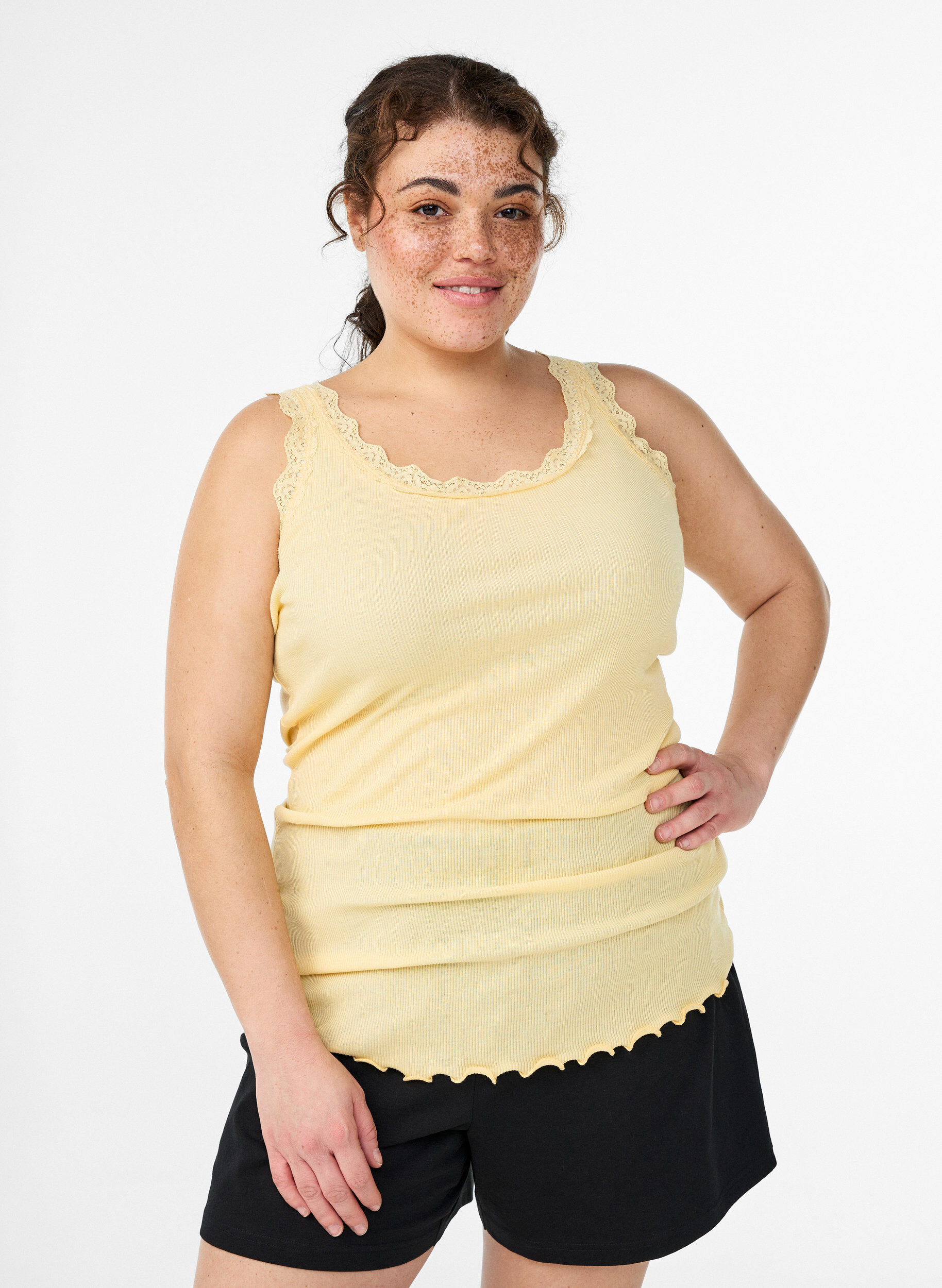 ZizziHaut avec bordure en dentelle, Jaune clair, Model image number 0