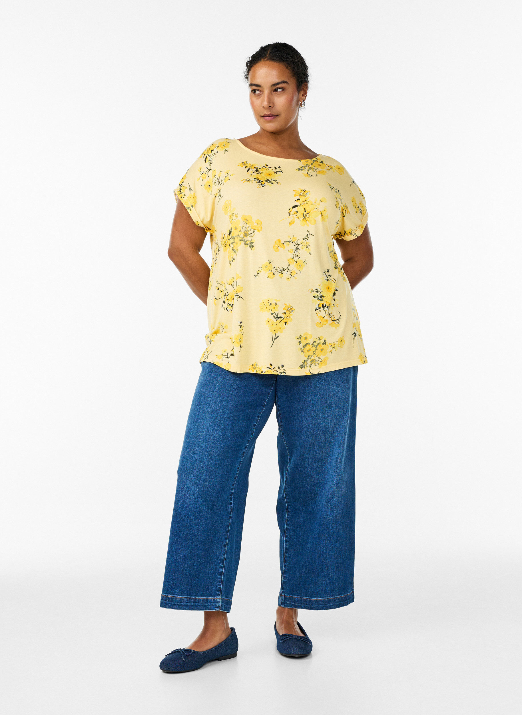 Zizzi T-shirt avec imprim&eacute; floral, Jaune clair, Model image number 1