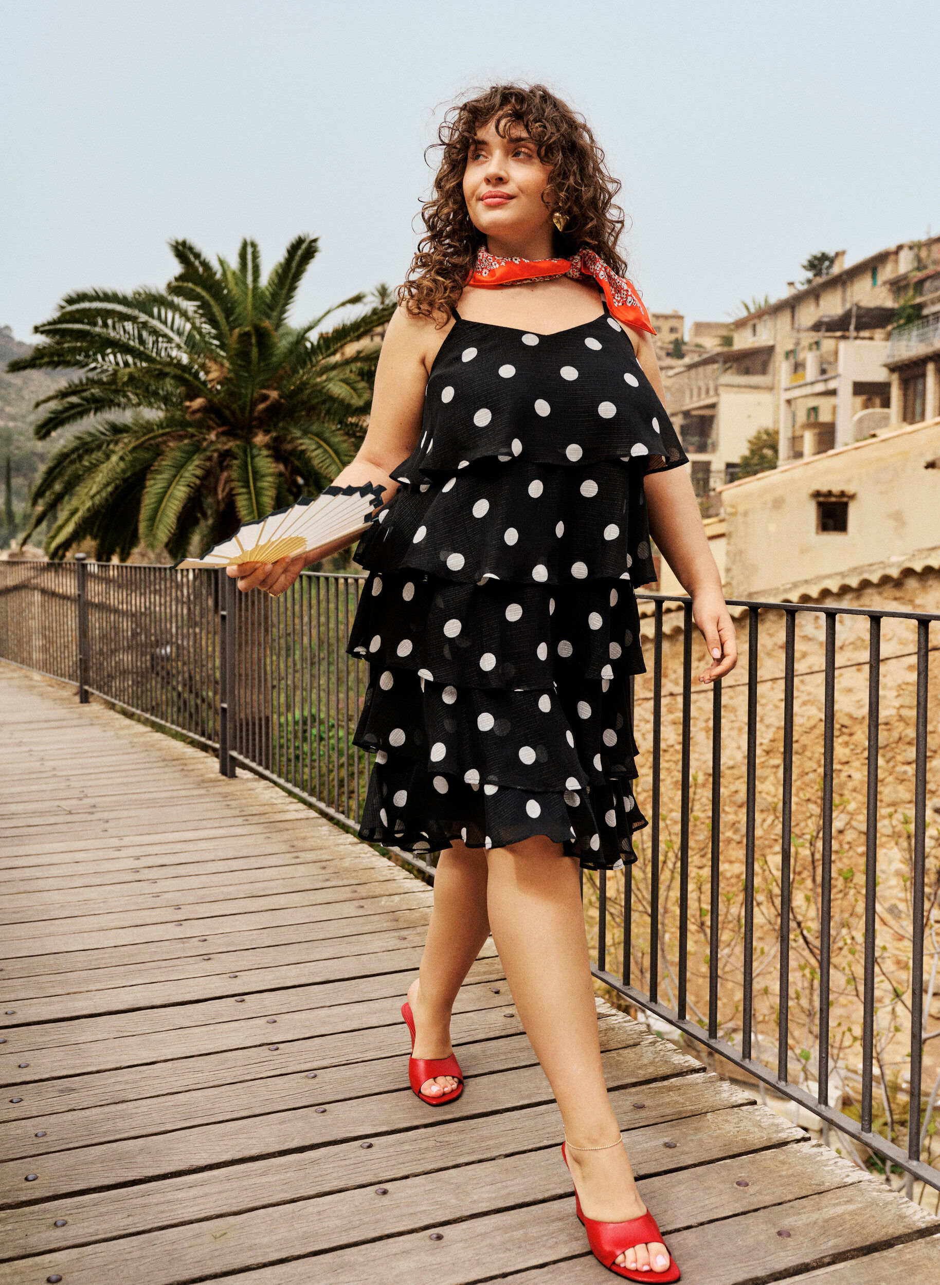 ZizziRobe &agrave; volants superpos&eacute;s avec fines bretelles, Noir, Image image number 0