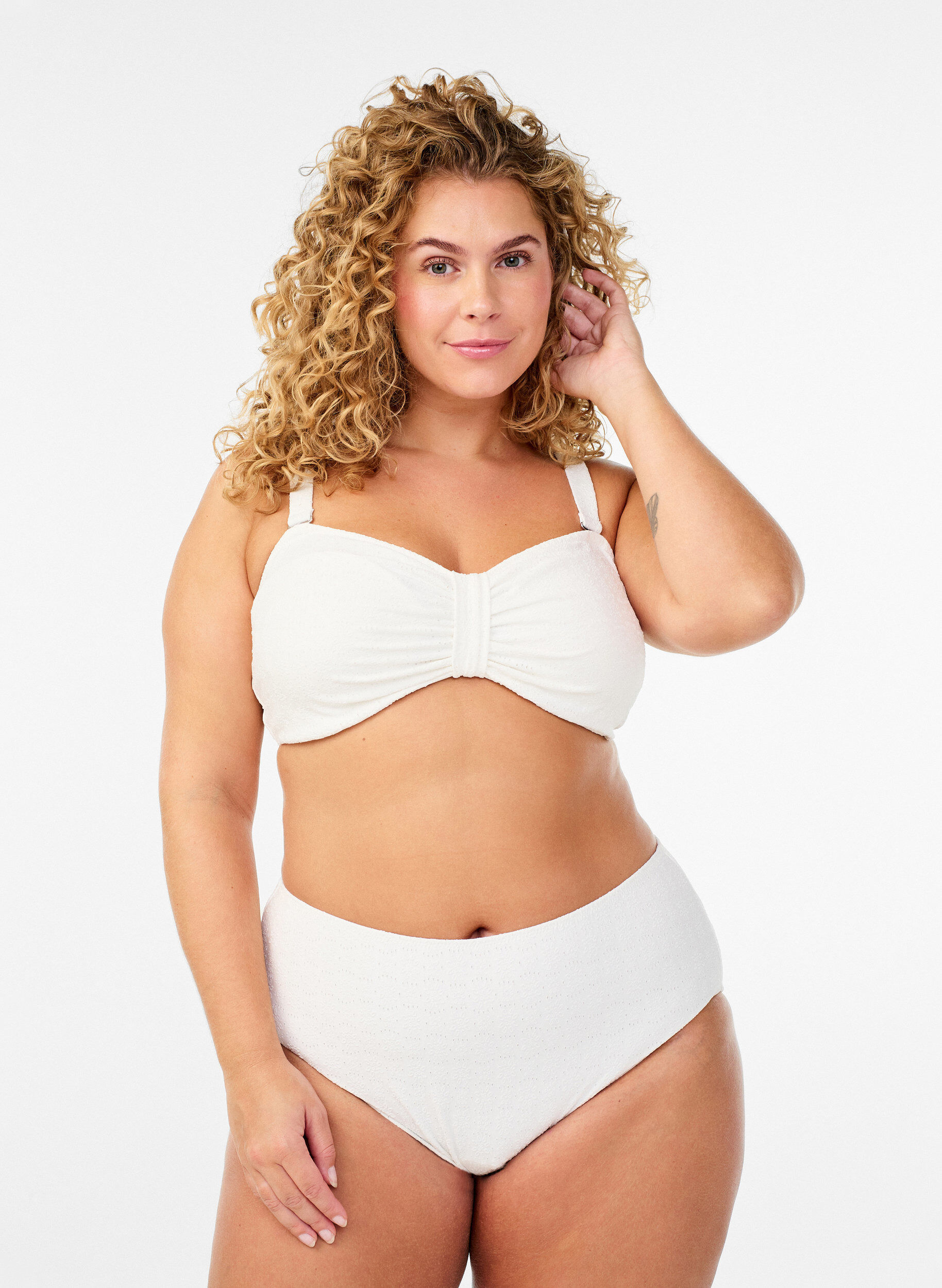 Zizzi Haut de bikini bandeau avec motif textur&eacute; et bretelles amovibles, Blanc, Model image number 1