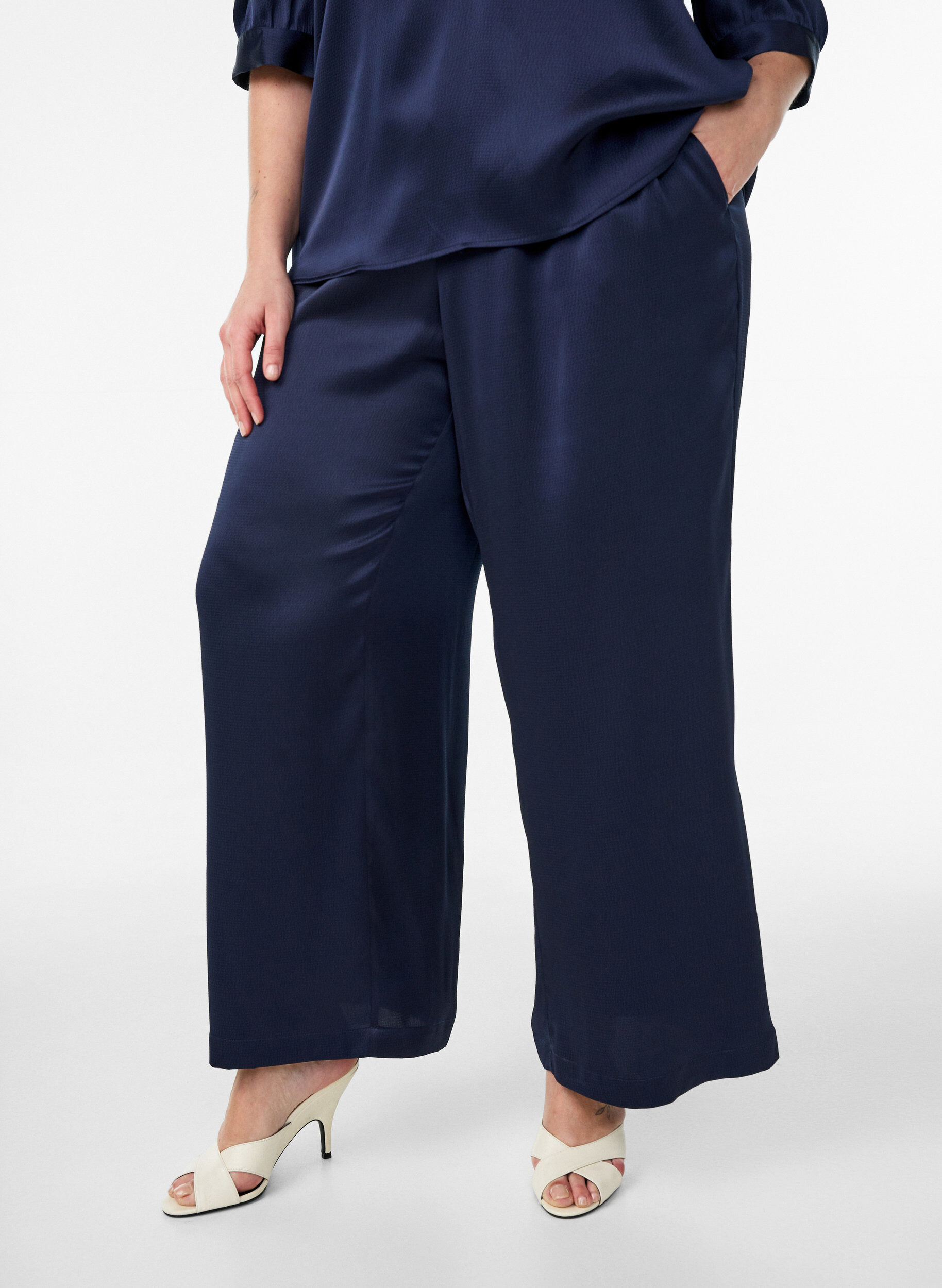 Zizzi Pantalon aspect satin &agrave; jambes larges et droites, Bleu, Model image number 2