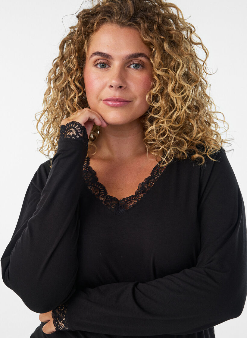 Blouse en viscose avec d&eacute;tails en dentelle et col en V, Noir, Model image number 3