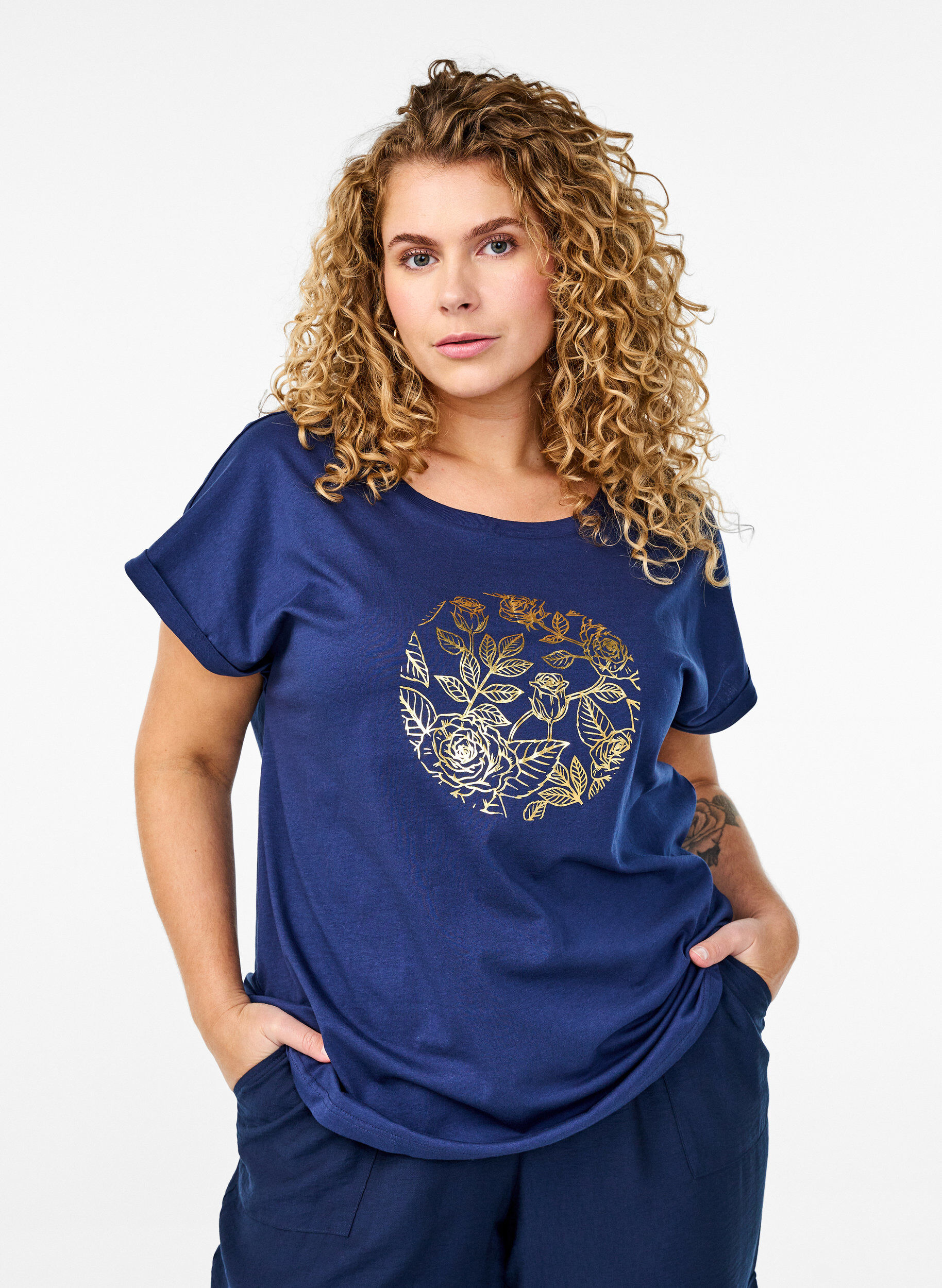 Zizzi T-shirt &agrave; imprim&eacute; floral dor&eacute;, Naval A. Gold Rose, Model image number 0