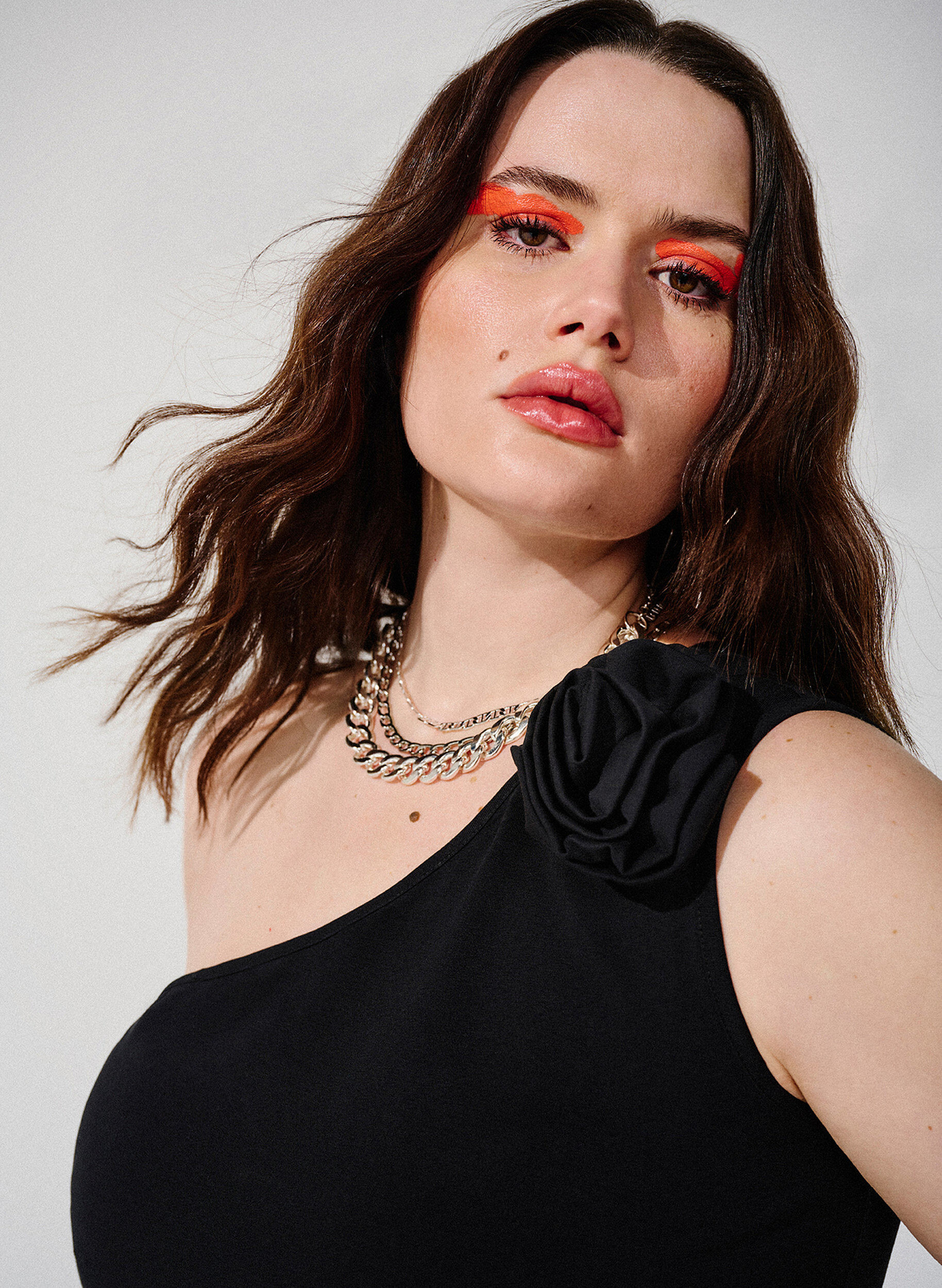 ZizziTopje met &eacute;&eacute;n blote schouder met roos, Black, Image image number 0